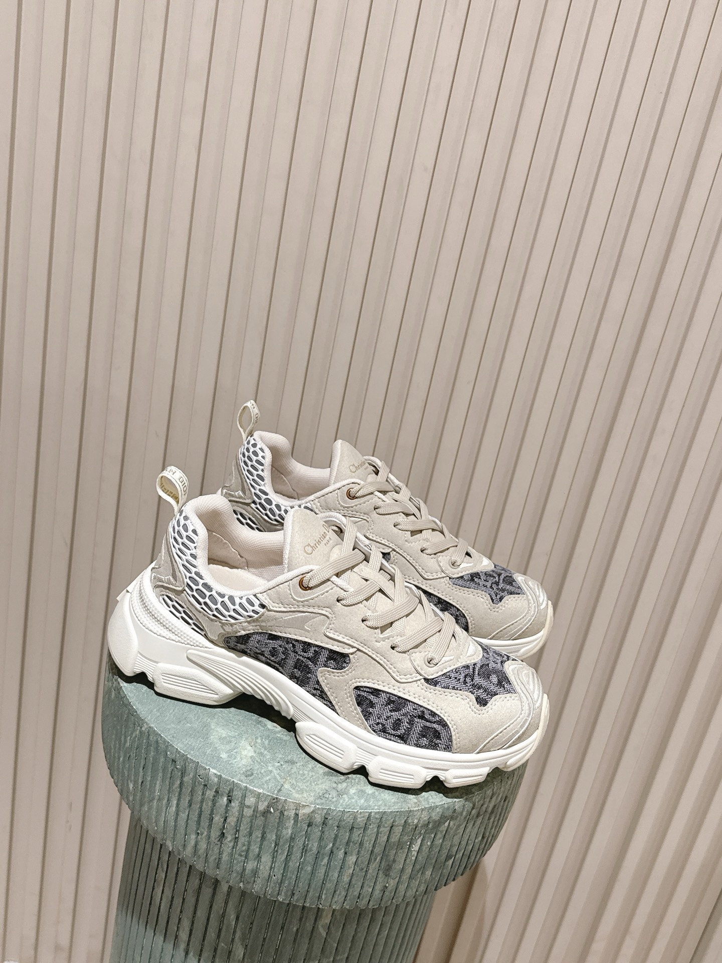 NO:679119,The top version for couples: Dio* 25ss star model, the main popular product, Dior thick-soled sneakers, slip-ons, Dior Chrono new casual sneakers, running shoes, dad shoes, really cool, full of futuristic feeling! Really cool!  Once again interpreting Dior's concept of cool fashion, the lucky star will bless you with good luck. The new EVA sole is super light and super soft! A perfect replica of the original!  Size female 35-41 (40.41 customized, non-refundable, male 39-45 (45 customized, non-refundable, dad shoes, dior, dior, sneakers)19860909顶级版本情侣款:Dio* 25ss 明星款 主推爆品 迪奥厚底运动鞋拖款 Dior Chrono 新款休闲运动鞋跑鞋老爹鞋 真的酷毙了,未来感十足! 真的好飒！再次演绎了迪奥酷时尚的理念,幸运星为你加持好运,全新的EVA鞋底超轻超软!原版完美复刻！ 码数女35-41（40.41定制不退换 男39-45（45定制不退换,老爹鞋,dior,dior,sneakers,Women's Shoes