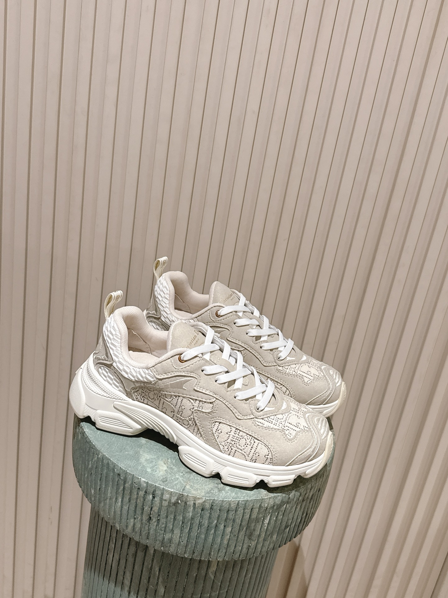 NO:679122,The top version for couples: Dio* 25ss star model, the main popular product, Dior thick-soled sneakers, slip-ons, Dior Chrono new casual sneakers, running shoes, dad shoes, really cool, full of futuristic feeling! Really cool!  Once again interpreting Dior's concept of cool fashion, the lucky star will bless you with good luck. The new EVA sole is super light and super soft! A perfect replica of the original!  Sizes for women are 35-41 (40.41 is custom-made and non-refundable; men are 39-45 (45 is custom-made and is non-refundable). Top version for couples: Dio* 25ss. Celebrity model. Mainly recommended products. Dior thick-soled sneakers and slip-ons. Dior Chrono new casual sports shoes, running shoes and dad shoes. Really cool, full of futuristic feel!  Really cool! It once again interprets the concept of Dior’s cool fashion. Lucky stars will bless you with good luck. The new EVA soles are super light and super soft! The original version is a perfect replica! The size is 35-41 for women (40.41 is customizable and non-refundable, and the size is 39-45 for men (45 is non-returnable, dad shoes, dior, dior, sneakers).19860909顶级版本情侣款:Dio* 25ss 明星款 主推爆品 迪奥厚底运动鞋拖款 Dior Chrono 新款休闲运动鞋跑鞋老爹鞋 真的酷毙了,未来感十足! 真的好飒！再次演绎了迪奥酷时尚的理念,幸运星为你加持好运,全新的EVA鞋底超轻超软!原版完美复刻！ 码数女35-41（40.41定制不退换 男39-45（45定制不退换 顶级版本情侣款:Dio* 25ss 明星款 主推爆品 迪奥厚底运动鞋拖款 Dior Chrono 新款休闲运动鞋跑鞋老爹鞋 真的酷毙了,未来感十足! 真的好飒！再次演绎了迪奥酷时尚的理念,幸运星为你加持好运,全新的EVA鞋底超轻超软!原版完美复刻！ 码数女35-41（40.41定制不退换 男39-45（45定制不退换,老爹鞋,dior,dior,sneakers,Women's Shoes