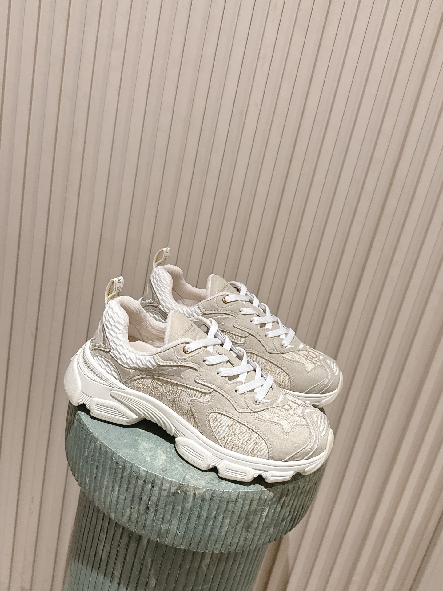 NO:679124,The top version for couples: Dio* 25ss star model, the main popular product, Dior thick-soled sneakers, slip-ons, Dior Chrono new casual sneakers, running shoes, dad shoes, really cool, full of futuristic feeling! Really cool!  Once again interpreting Dior's concept of cool fashion, the lucky star will bless you with good luck. The new EVA sole is super light and super soft! A perfect replica of the original!  Size female 35-41 (40.41 customized, non-refundable, male 39-45 (45 customized, non-refundable, dad shoes, dior, dior, sneakers)19860909顶级版本情侣款:Dio* 25ss 明星款 主推爆品 迪奥厚底运动鞋拖款 Dior Chrono 新款休闲运动鞋跑鞋老爹鞋 真的酷毙了,未来感十足! 真的好飒！再次演绎了迪奥酷时尚的理念,幸运星为你加持好运,全新的EVA鞋底超轻超软!原版完美复刻！ 码数女35-41（40.41定制不退换 男39-45（45定制不退换,老爹鞋,dior,dior,sneakers,Women's Shoes