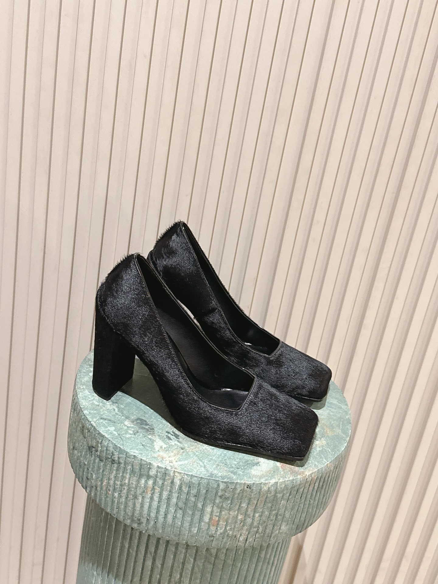 NO:679115,The top version: ALA* 26ss thick high-heeled square-toe horsehair high-heeled shoes adopt a neat square toe design, with strong and recognizable lines, which can visually modify the proportion of the foot, which is the core design language of this series of the brand. The upper is made of horsehair material, with a delicate plush texture and matte texture. The touch and visual effects are different from traditional leather and velvet, and the texture is unique and advanced.  It adopts the structure of a classic shallow-mouthed single shoe with no unnecessary decoration. It only highlights the design through materials and colors. It is simple but exquisite and suitable for a variety of wearing styles. Paired with stiletto heels, it contrasts between the toughness of the square toe and the elegance of the stiletto, taking into account the aura and feminine softness. Horsehair upper, sheepskin lining, leather injection outsole, 10cm height increase, size 35-40 (40 size customization is not returnable), high-heeled shoes, high  heels, sheepskin19860909顶级版本:ALA* 26ss粗高跟方头马毛高跟鞋 采用利落的方形鞋头设计,线条硬朗且极具辨识度,视觉上能修饰脚型比例,是品牌此系列的核心设计语言.鞋面选用马毛材质打造,自带细腻的毛绒肌理与哑光质感,触感和视觉效果区别于传统皮革、丝绒,质感独特且高级. 采用经典的浅口单鞋结构,无多余装饰,仅通过材质和色彩凸显设计感,简约却不失精致,适配多种穿搭风格.搭配细高跟款式,在方头的硬朗感与细跟的优雅感之间形成对比,兼顾气场与女性化的柔美特质. 鞋面马毛 内里羊皮 大底真皮注塑大底 增高10cm size35-40码（40码定制不退换）,高跟鞋单鞋,high heels,sheepskin,Women's Shoes