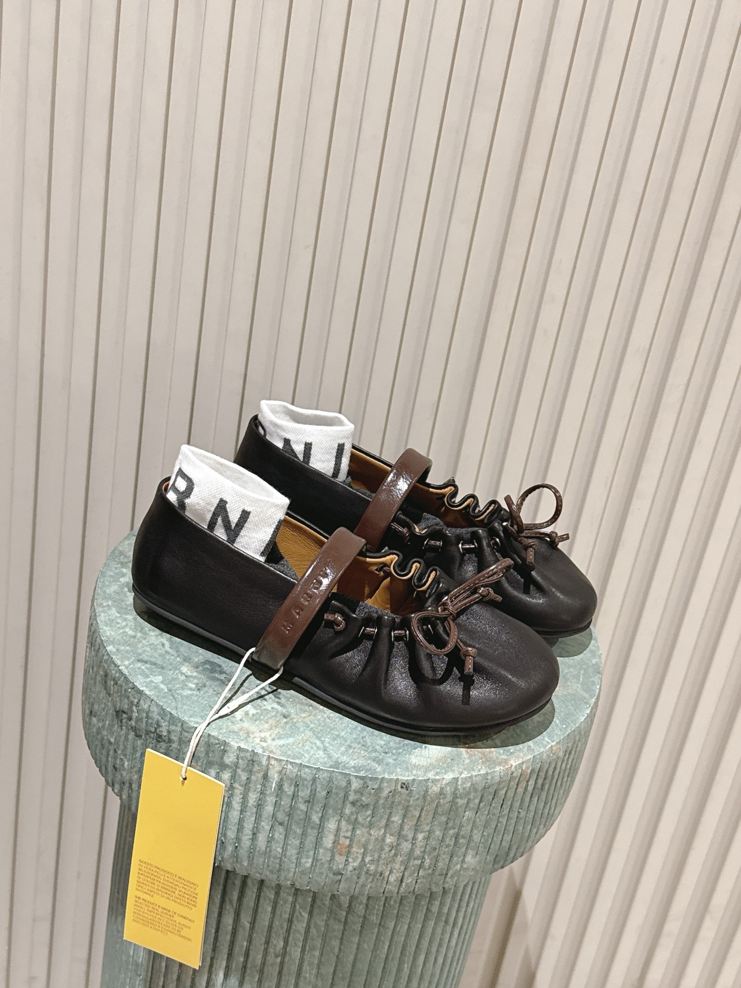 NO:679114,Top version: Marn* pleated ruffle Mary Jane ballet flats, which combine the soft shoe shape of ballet flats with the thin straps of Mary Jane shoes. The shoe mouth is decorated with ruffle pleats, and the toe is matched with a thin ribbon bow. The sweet element adds a retro cool feeling due to the leather texture, breaking the single elegance of ballet shoes.  The upper is made of soft leather, and the shoe body has an elastic pleated design that can fit the foot shape without pressuring the foot; the flat-soled heelless version is matched with a slightly wide shoe last, taking into account the comfort and tolerance of daily walking. The childlike ruffles and bows are combined with the simple ballet shoe shape to create a highly recognizable shoe that combines 'sweet girl style + retro style'. Sheepskin upper, sheepskin lining, foam rubber outsole, increased by 2cm  size 35-41 (customized sizes 40 and 41 are not returnable), ballet shoes, marni, mary jane, flats, sheepskin19860909顶级版本:Marn*褶皱荷叶边玛丽珍芭蕾鞋平底鞋 融合芭蕾平底鞋的柔软鞋型与玛丽珍鞋的细绑带,鞋口加入荷叶边褶皱装饰,鞋头搭配细带蝴蝶结,甜美元素中又因皮革的质感增添了复古酷感,打破了芭蕾鞋的单一优雅感. 鞋面采用软质皮革,鞋身有弹性褶皱设计,能贴合脚型且不压脚；平底无跟的版型搭配微宽的鞋楦,兼顾日常行走的舒适度与包容性.童趣的荷叶边、蝴蝶结与简约的芭蕾鞋型结合,打造出辨识度高的“甜妹风+复古风”结合的鞋款. 鞋面羊皮 内里羊皮 大底橡胶发泡 增高2cm size35-41码（40、41码定制不退换）,芭蕾舞鞋,marni,mary jane,flats,sheepskin,Women's Shoes