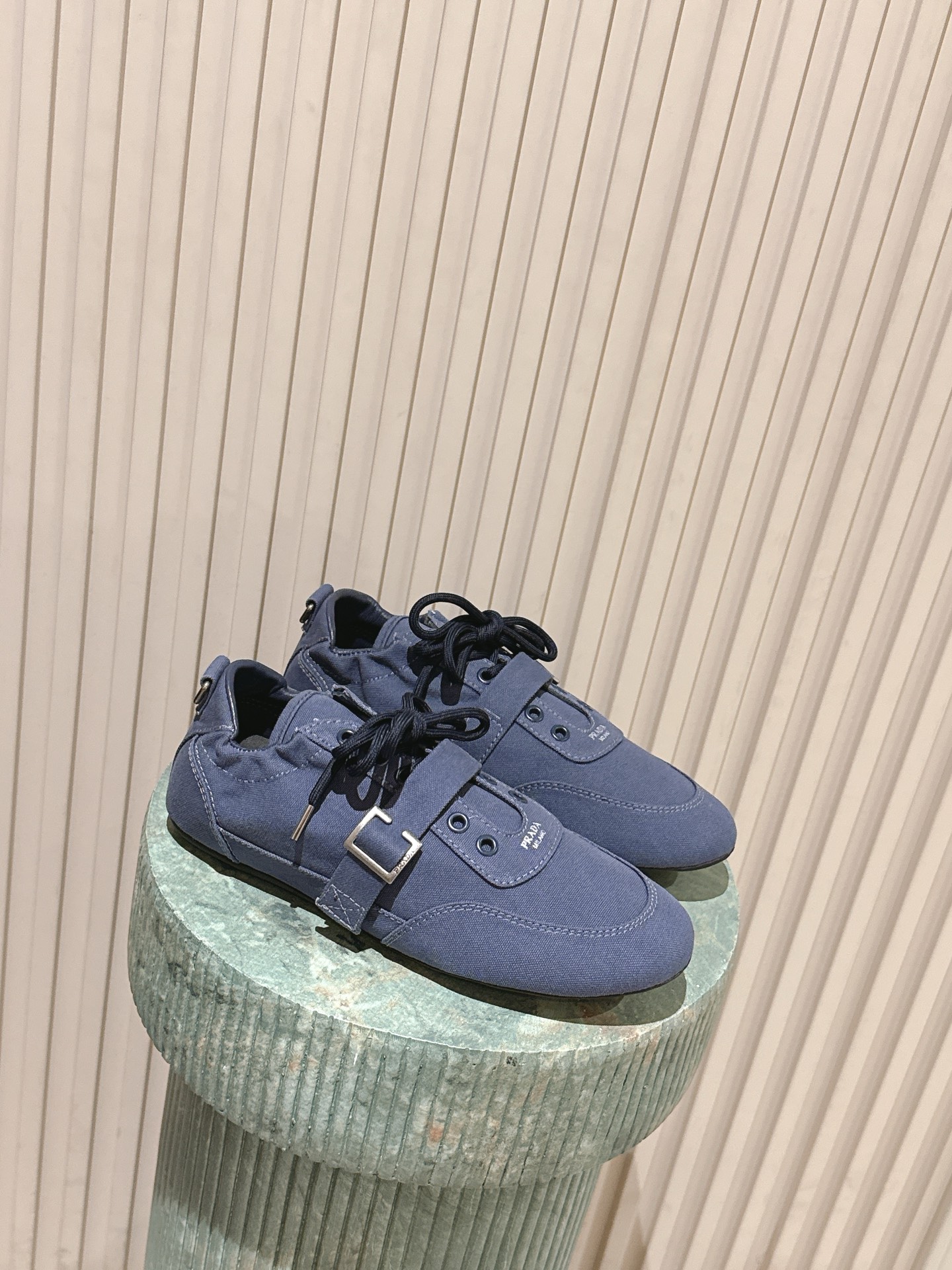 NO:679091,Top version: Prad* retro lace-up flat-soled casual shoes Forrest Gump shoes. The upper is made of canvas-like fabric, with a delicate texture. It is combined with a double-fixed design of laces and Velcro buckles, which has both practicality and design. The shoe shape is low-cut and flat-soled, with simple and smooth lines, leaning towards the style of retro moral training shoes/driving shoes.  There are two classic colors, navy blue and khaki brown, both of which are low-saturation earthy/cool tones, versatile and textured; the toe is rounded, and the shoe body does not have too many decorations, which is simple and elegant. The flat-soled design with soft upper makes the foot feel comfortable and suitable for daily leisure, commuting and other scenarios. Washed cloth for the upper, cloth lining/sheepskin, rubber outsole, increased size by 3cm  : 35-41 sizes (customized sizes 40 and 41 are non-refundable), casual shoes/sports shoes, prada, sneakers, sheepskin19860909顶级版本:Prad*复古绑带平底休闲鞋阿甘鞋 鞋面采用帆布质感的面料,质感细腻,结合系带与魔术贴搭扣双重固定设计,兼具实用性与设计感；鞋型为低帮平底,线条简约流畅,偏向复古德训鞋/驾车鞋的风格. 有藏蓝色、卡其棕色两款经典色系,均为低饱和度的大地/冷色调,百搭且显质感；鞋头圆润,鞋身无过多装饰,简约大气.平底设计搭配柔软鞋面,脚感舒适,适合日常休闲、通勤等多种场景. 鞋面水洗布 内里布/羊皮 大底橡胶大底 增高3cm size :35-41码（40、41码定制不退换）,休闲鞋/运动鞋,prada,sneakers,sheepskin,Women's Shoes