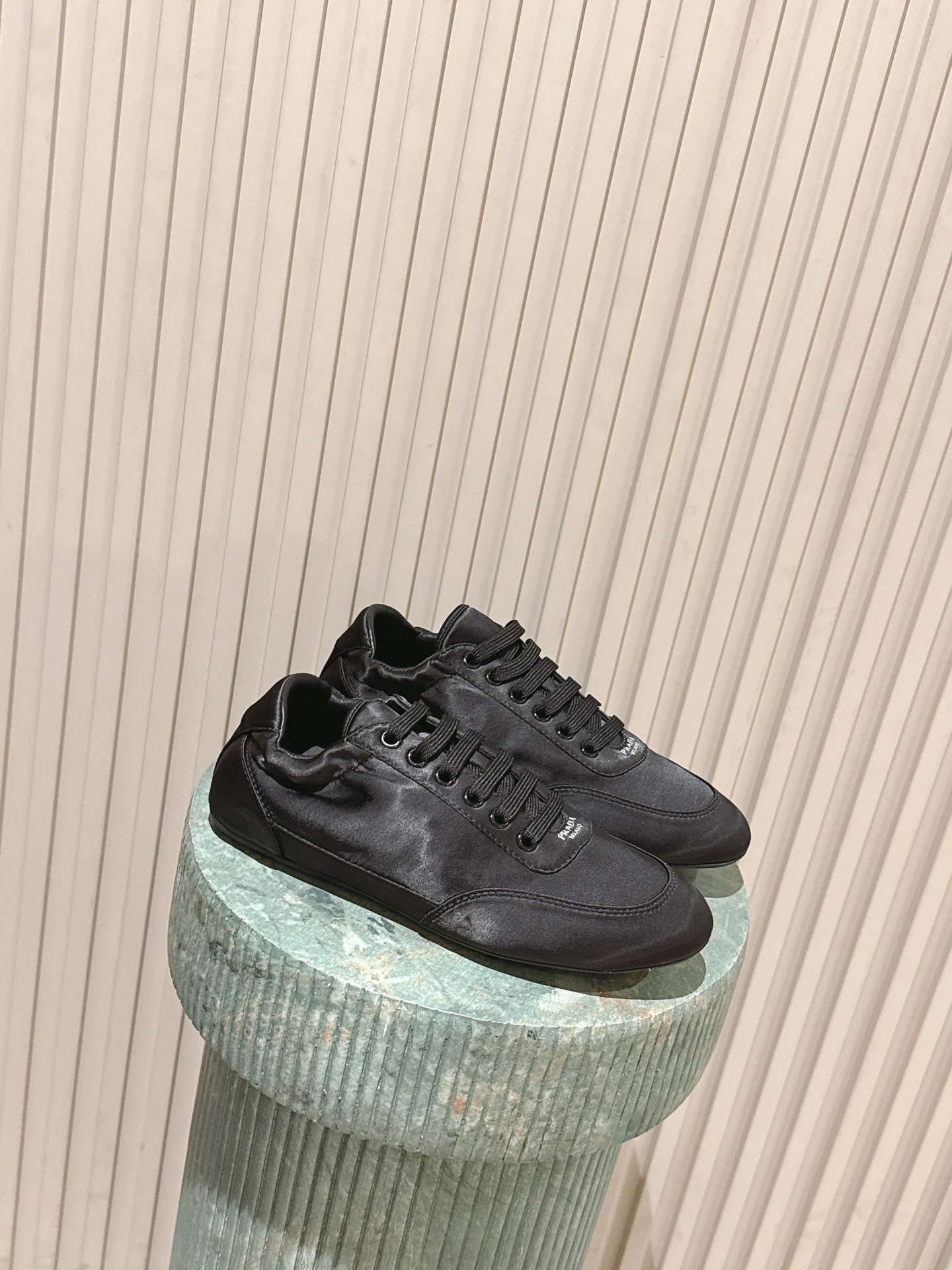 NO:679096,Top version: Prad** classic sports shoes, retro moral training shoes and casual shoes. They adopt the low-top streamlined silhouette of retro moral training shoes, with a pointed round toe design, and the overall lines are clean and simple; the tongue is printed with the classic Prada logo, and the shoelaces echo the same color as the shoe body, strengthening brand recognition in the details; the shoe shape is a narrow last design, which fits the foot shape more neatly.  The upper is made of smooth nylon satin/bright leather, with a delicate touch and a slight luster; the shoe body has no unnecessary decoration, and the one-piece shoe shape creates a three-dimensional feel; the sole is made of lightweight rubber, taking into account softness and wear resistance, and is suitable for daily wear. Silk cloth upper, sheepskin/cloth lining, rubber outsole, 2cm higher  size 35-40 (customized size 40 is non-refundable), casual shoes/sports shoes, prada, sneakers, sheepskin, real silk19860909顶级版本:Prad**经典款运动鞋复古德训鞋休闲鞋 采用复古德训鞋的低帮流线型廓形,鞋头为尖圆头设计,整体线条利落简约；鞋舌处印有Prada经典logo,鞋带与鞋身同色呼应,细节处强化品牌辨识度；鞋型为窄楦设计,贴合脚型更显利落. 鞋面使用光滑的尼龙缎面/亮面皮革材质,触感细腻且带有微光泽感；鞋身无多余装饰,靠一体成型的鞋型塑造立体感；鞋底为轻质橡胶材质,兼顾柔软度与耐磨性,适配日常穿着. 鞋面真丝布 内里羊皮/布 大底橡胶大底 增高2cm size35-40码（40码定制不退换）,休闲鞋/运动鞋,prada,sneakers,sheepskin,real silk,Women's Shoes