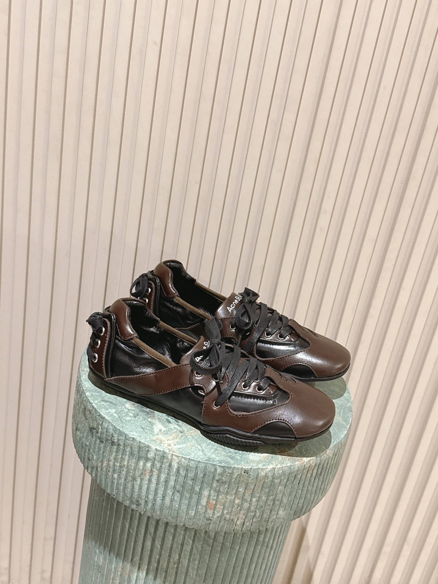 NO:679111,The top version of the new color is all-leather: Acne Studio*26s ballet-style bow strap pumps reshape the silhouette of the classic ballet shoe, combining the romantic elegance of ballet with the casual feel of the street. Some styles also incorporate trendy elements such as retro distressing and Y2K technology. The toe is a classic rounded ballet shoe shape, with a lace design on the front and a decorative strap on the heel; the Acne Studios brand logo is printed on the tongue, and the ultra-thin sole creates a lightweight foot feel.  Material: cowhide/cloth, sheepskin lining, outsole, rubber outsole, 2cm higher, shoe size 35-40 (customized size 40 is non-returnable), ballet shoes,acne studios,dior,cowhide,sheepskin19860909顶级版本新播色全皮:Acne Studio*26s 芭蕾风蝴蝶结绑带浅口单鞋 重塑经典芭蕾舞鞋轮廓,将芭蕾的浪漫优雅与街头休闲感结合,部分款式还融入复古做旧、Y2K科技感等潮流元素. 鞋头为圆润的芭蕾舞鞋经典造型,鞋面前侧有系带设计,鞋后跟处搭配装饰性绑带；鞋舌处印有Acne Studios品牌标识,超薄鞋底打造轻量化脚感. 材质牛皮/布面 内里羊皮 大底橡胶大底 增高2cm 鞋码35-40码（40码定制不退换）,芭蕾舞鞋,acne studios,dior,cowhide,sheepskin,Women's Shoes