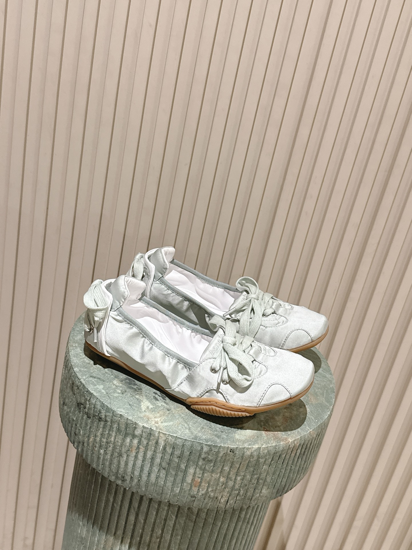 NO:679112,The top version of the new color silk: Acne Studio*26s ballet-style bow strap pumps reshape the silhouette of the classic ballet shoe, combining the romantic elegance of ballet with the casual feeling of the street. Some styles also incorporate trendy elements such as retro, distressed, Y2K technology. The toe is a classic rounded ballet shoe, with a lace design on the front and a decorative strap on the heel; the Acne Studios brand logo is printed on the tongue, and the ultra-thin sole creates a lightweight feel.  Material: cowhide/cloth, sheepskin lining, rubber outsole, 2cm height increase, shoe size 35-40 (customized size 40 is not returnable), ballet shoes,acne studios,dior,cowhide,sheepskin,real silk19860909顶级版本新播色真丝:Acne Studio*26s 芭蕾风蝴蝶结绑带浅口单鞋 重塑经典芭蕾舞鞋轮廓,将芭蕾的浪漫优雅与街头休闲感结合,部分款式还融入复古做旧、Y2K科技感等潮流元素. 鞋头为圆润的芭蕾舞鞋经典造型,鞋面前侧有系带设计,鞋后跟处搭配装饰性绑带；鞋舌处印有Acne Studios品牌标识,超薄鞋底打造轻量化脚感. 材质牛皮/布面 内里羊皮 大底橡胶大底 增高2cm 鞋码35-40码（40码定制不退换）,芭蕾舞鞋,acne studios,dior,cowhide,sheepskin,real silk,Women's Shoes