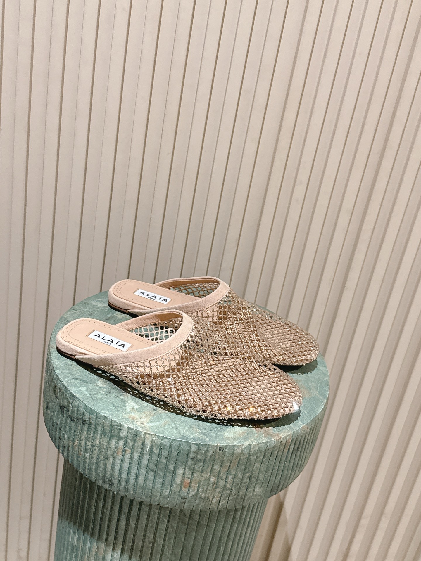 NO:679108,Top version: alaia 26c new arrival ~ fishnet diamond slippers series, a hot item, popular aesthetic nowadays. But it should be this year, this brand will probably be out of business after this year, so while it is hot, hurry up and be fashionable!  size 35-41,half drag,alaia,slippers19860909顶级版本:alaia 26c new arrival～渔网钻拖鞋系列 爆单品,时下流行审美.不过应该就今年吧,这牌子过了今年应该没戏,所以趁着有热度,赶紧时髦一把！ size 35-41,半拖,alaia,slippers,Women's Shoes