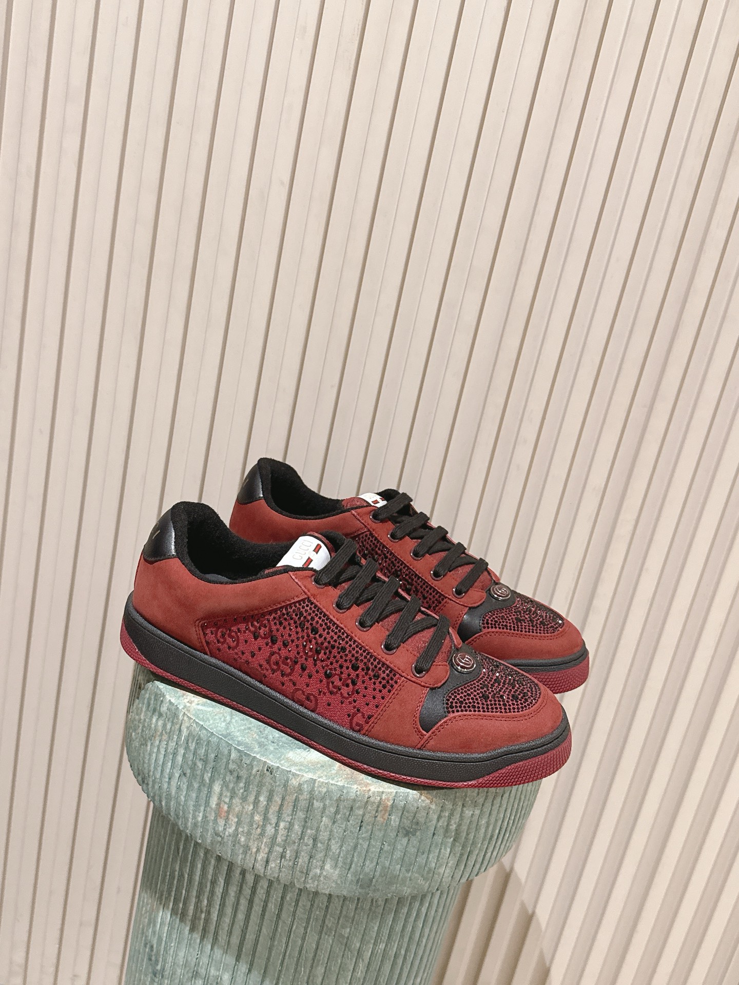 NO:679107,The top version of the couple's model with diamonds (with airplane case) Gucci GG New Screener Series Sports Dirty Shoes The name of the Screener series is inspired by the defensive movements in sports. The design of the sneakers continuously draws inspiration from the classic sneakers of the 1970s. This classic style is made of multi-color canvas material, embellished with multi-color GG embroidery, and pink and green stripes pay tribute to the classic webbing element. Perfect color matching original leather, imported calfskin leather, the lining is a cotton blended towel lining customized according to ZP, the thickness, breathability, and feel are consistent with ZP Size35-45 (40 for women and 45 for men. Customized and non-refundable), casual shoes/sports shoes, gucci, sneakers, cowhide19860909顶级版本情侣款带钻（带飞机盒） Gucci GG 全新Screener系列运动小脏鞋 Screener系列名称的灵感来源于体育运动中的防守动作,运动鞋的设计从20世纪70年代的经典运动鞋不断汲取灵感.此经典款式选用多色帆布材质,点缀多色GG刺绣,粉绿条纹致敬经典织带元素 完美对色原版皮料,进口小牛皮皮料,內里是按照zp一致定制的棉纱混纺毛巾內里,厚度、透气性、手感都和ZP一致 Size35-45（女40.男45.定做不退换）,休闲鞋/运动鞋,gucci,sneakers,cowhide,Women's Shoes