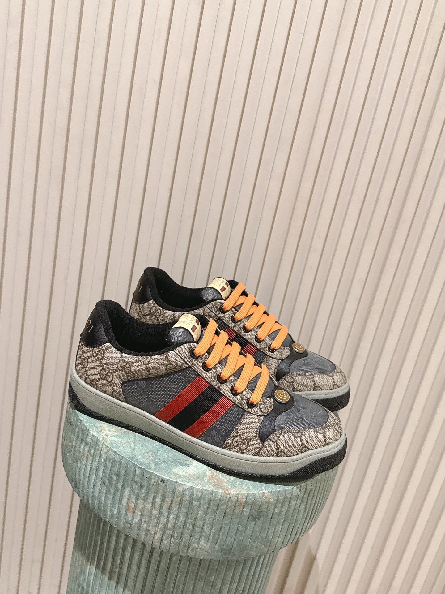 NO:679106,Top version for couples (with airplane case) Gucci GG new Screener series sneakers. The name of the Screener series is inspired by the defensive moves in sports. The design of the sneakers is constantly inspired by the classic sneakers of the 1970s. This classic style is made of multi-color canvas, embellished with multi-color GG embroidery, and pink and green stripes pay tribute to the classic webbing element. Perfect color matching original leather, imported calfskin leather, the lining is a cotton blended towel lining customized according to ZP, the thickness, breathability, and feel are consistent with ZP Size35-45 (40 for women and 45 for men. Customized and non-refundable), casual shoes/sports shoes, gucci, sneakers, cowhide19860909顶级版本情侣款（带飞机盒） Gucci GG 全新Screener系列运动小脏鞋 Screener系列名称的灵感来源于体育运动中的防守动作,运动鞋的设计从20世纪70年代的经典运动鞋不断汲取灵感.此经典款式选用多色帆布材质,点缀多色GG刺绣,粉绿条纹致敬经典织带元素 完美对色原版皮料,进口小牛皮皮料,內里是按照zp一致定制的棉纱混纺毛巾內里,厚度、透气性、手感都和ZP一致 Size35-45（女40.男45.定做不退换）,休闲鞋/运动鞋,gucci,sneakers,cowhide,Women's Shoes