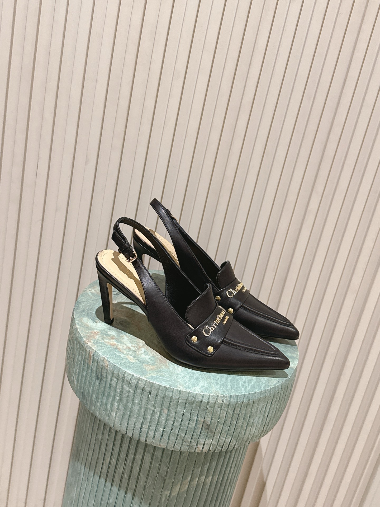 NO:681639,Top version ' ' | Fairy versatile pearl cat-heeled shoes. The top new series of new four-season shoes at the counter. The first choice for office workers!  ★★★★★ Original custom-made calf patent leather molded hardware logo on the upper Breathable and soft all-sheepskin lining Original molded leather outsole Shoe size: 35-40 40 customized Heel height 5CM/8.5CM Original counter full gift box packaging, high-heeled sandals, sandals, high heels, sheepskin, Leather soles19860909顶级版本  ' ' | 仙女百搭珍珠猫跟跟鞋 专柜新款四季单鞋系列顶级上新 上班族首选！ ★★★★★ 鞋面原版定制小牛漆皮开模五金logo 内里透气柔软全羊皮内里 大底原版开模真皮大底 鞋码:35-40 40定制 跟高5CM/8.5CM 原版专柜全套礼盒包装,高跟鞋凉鞋,sandals,high heels,sheepskin,Leather soles,Women's Shoes