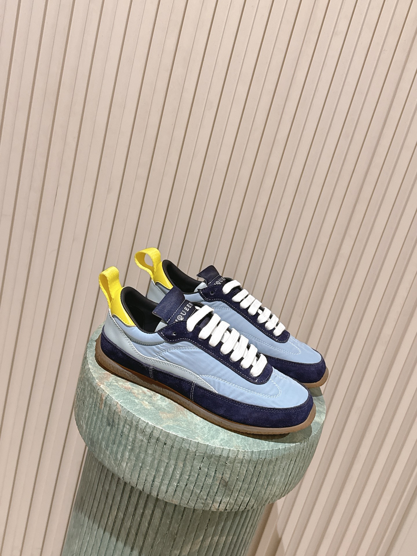 NO:681649,The top version plus new colors for women: Men's model: McQueen Ec1 26ss new white shoes, Dexun sneakers, the most popular Dexun shoes at the moment. Inspired by the classic retro college style, a new interpretation of the classic, light, comfortable and breathable, a must-have item for all seasons, whether it is paired with jeans or a skirt, the style can be switched without any hassle.  No pressure! Speaking of comfort, these shoes are also quite good! The suede material makes the feet feel softer, suitable for long-term wear, and you will not feel tired even when shopping. This detail really impressed me!  Material: High mercerized cow suede patchwork, sheepskin lining. Outsole: original raw rubber outsole. Size# female 35-40 (40 custom made, non-returnable), casual shoes/sports shoes, alexander mcqueen, sneakers, skirts, jeans, sheepskin, chamois leather19860909顶级版本加新色女款:男款: McQueen 麦昆 Ec1 26ss新款 小白鞋 德训运动鞋 当下最火爆的一款的德训鞋 灵感来自经典复古学院风,全新演绎经典,轻便、舒适、透气的四季必备单品 无论是搭配牛仔裤还是裙子,风格切换毫 无压力!说到舒适感,这双鞋也是相当出色!麂皮材质让脚感更柔软,适合长时间穿着,即便是逛街也不会觉得累.这个细节真是打动了我！ 材质高丝光牛反绒拼布 内里羊皮 大底:原版生胶大底 Size#女35-40（40订做不退换）,休闲鞋/运动鞋,alexander mcqueen,sneakers,skirts,jeans,sheepskin,chamois leather,Women's Shoes