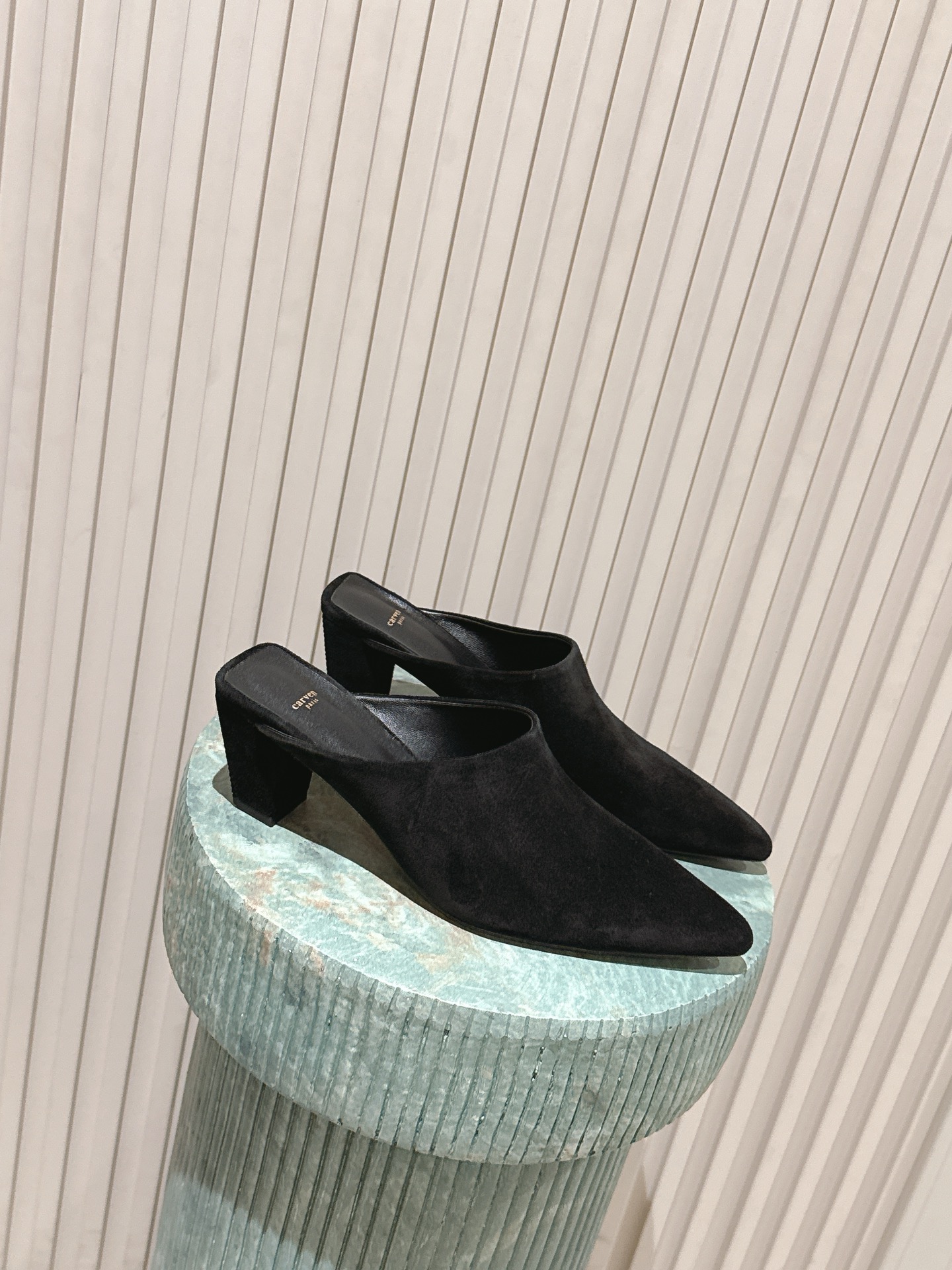 NO:696303,Top version: carve*26ss pointed-toe Muller high heels and semi-drag high heels. It adopts the ultimate pointed toe + Muller heelless design. The shoe body has clean and smooth lines. The height ratio of the cat heel has been optimized to take into account elegance and wearing stability. The upper is mainly made of fine suede, and the lining is smooth leather. The material texture is high-end and soft to the touch. Different colors of suede also show different texture levels.  Without excessive decoration, the minimalist design highlights the brand's French minimalist aesthetics. The simple pointed-toe Muller style can be adapted to various scenes such as commuting, dating, light socializing, etc. The dark color is versatile and classic, while the earthy color has a more retro texture. Upper Niu Jing Sheepskin lining Outsole Genuine leather outsole Increased by 5cm Size 35-40 (40 size customization is non-refundable), half drag, high heels, sheepskin, Leather soles19860909顶级版本:carve*26ss尖头穆勒高跟鞋半拖高跟 采用极致尖形鞋头+穆勒无后跟设计,鞋身线条利落流畅,猫跟的高度比例经过优化,兼顾优雅感与穿着稳定性.鞋面以细腻的绒面革为主,内里为光滑皮革,材质质感高级且触感柔软,不同色系的绒面革还呈现出不同的肌理层次. 无过多装饰,以极简设计凸显品牌的法式简约美学.简约的尖头穆勒款式可适配通勤、约会、轻社交等多种场景,深色系百搭经典,大地色系则更具复古质感. 鞋面牛京 内里羊皮 大底真皮大底 增高5cm size35-40码（40码定制不退换）,半拖,high heels,sheepskin,Leather soles,Women's Shoes