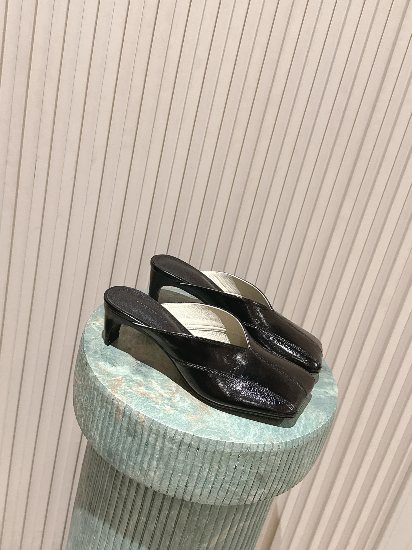 NO:681646,Top version: Phoebe Phil* high-heeled mules and half slippers. They adopt the ultimate square-toe mules shape. The toe line is tough and highly recognizable. The upper has a spliced stitching design and a mid-to-low heel wedge structure, which combines style and wearing stability. The heelless half-slip design is easy to put on and take off. Continue Phoebe  Philo's iconic minimalist avant-garde style abandons superfluous decoration and creates texture only through lines and materials; the colors are classic black and burgundy, high-end and highly recognizable, suitable for niche avant-garde, minimalist commuting and other dressing styles. Upper cowhide leather lining sheepskin outsole genuine leather outsole Heel height 5cm size 35-40 (40 size customization is non-returnable), half drag, slippers, cowhide, sheepskin, Leather soles19860909顶级版本::Phoebe Phil*高跟穆勒鞋半拖鞋单鞋 采用极致方头的包头穆勒拖造型,鞋头线条硬朗且极具辨识度；鞋面有拼接缝线设计,搭配中低跟的坡跟结构,兼具造型感与穿着稳定性；无后跟的半拖设计,穿脱便捷. 延续Phoebe Philo标志性的极简先锋风,摒弃多余装饰,仅通过线条和材质塑造质感；配色为经典的黑色、酒红色,高级且极具辨识度,适配小众先锋、极简通勤等穿搭风格. 鞋面牛皮 内里羊皮 大底真皮大底 跟高5cm size35-40码（40码定制不退换）,半拖,slippers,cowhide,sheepskin,Leather soles,Women's Shoes