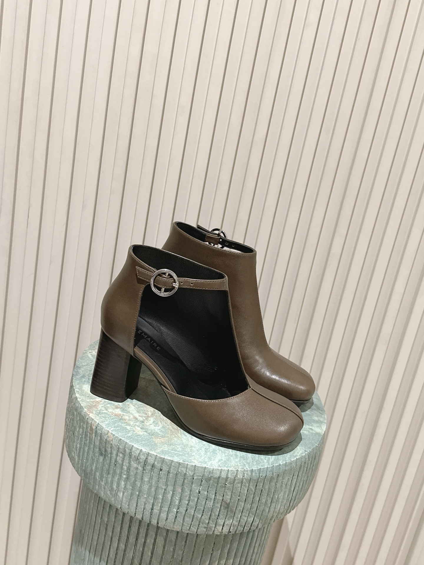 NO:681638,Top version: Lemair* square round toe, thick heel, hollow short boots and high heel boots. It adopts the combination of square round toe and thick heel. The shoe shape is a fusion of short boots and shallow mouth single shoes. The upper is made of hollow V-shaped cutting, with metal ring buckle decoration on the back ankle. The lines are simple and functional, and the thick heel design takes into account both stability and aura.  It focuses on low-saturated milk tea brown and dark gray, which are classic minimalist colors; it continues LEMAIRE's consistent minimalist and French lazy style. The design emphasizes the balance between practicality and styling, and the details show the niche and light luxury tone. Calfskin upper, sheepskin lining, leather outsole, 6cm higher  size 35-40 (customized sizes 40 are non-refundable), boots, cowhide, sheepskin, Leather soles19860909顶级版本:Lemair*方圆头粗跟镂空短靴高跟靴 采用方圆头+粗跟的组合,鞋型是短靴与浅口单鞋的融合款,鞋帮处做了镂空V型剪裁,搭配后踝的金属环扣装饰,线条简约又带有机能感,粗跟设计兼顾了稳定性与气场. 主打低饱和的奶茶棕与深灰色,是极简风的经典配色；延续了LEMAIRE一贯的极简主义与法式慵懒风格,设计强调实穿性与造型感的平衡,细节处尽显小众轻奢的调性. 鞋面小牛皮 内里羊皮 大底真皮大底 增高6cm size35-40码（40码定制不退换）,靴子,boots,cowhide,sheepskin,Leather soles,Women's Shoes