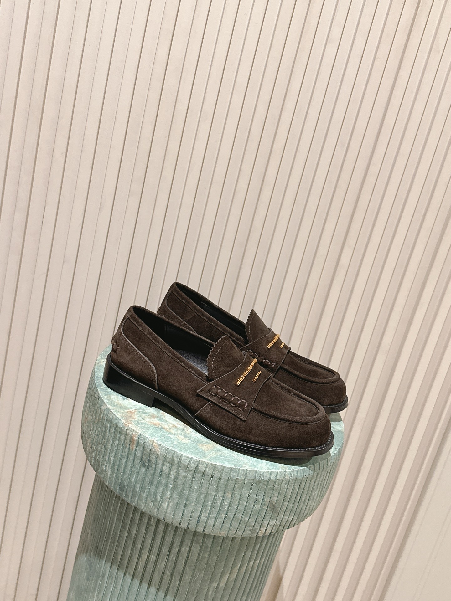 NO:681634,Top version: Alexander Wan* 25ss new autumn and winter round-toe casual shoes loafers. The webbing decoration on the shoe body is printed with the words 'Alexander Wang', which is a highly recognizable element of the brand. The lace-less slip-on design + low-top style is a classic loafer shoe shape, with both casual and light formal feel. It is made of suede leather fabric, which has a soft texture and a matte high-end feel.  It belongs to the 'American cool casual style', which has the sophistication of a light luxury brand, but also has Alexander Wang's signature street relaxation, which is suitable for various daily wear scenarios. The sole is designed with a low and thick sole, which combines a comfortable foot feel with a slight heightening effect, so that the feet will not be tired in daily wear. The upper is sheepskin, the lining is sheepskin, and the outsole is the original molded outsole, which is increased by 3cm.  size 35-40 (customized sizes 40 are non-refundable), loafers, loafers, sheepskin, sheep19860909顶级版本:Alexander Wan* 25ss 秋冬新款圆头休闲鞋乐福鞋 鞋身的织带装饰上印有“Alexander Wang”字样,是品牌高辨识度的元素.无鞋带的套脚设计+低帮款式,是经典的乐福鞋型,兼具休闲与轻正式感.采用绒面革面料,质感柔软且自带哑光高级感. 属于“美式酷感休闲风”,既有轻奢品牌的精致度,又带着Alexander Wang标志性的街头松弛感,适配日常多种穿搭场景.鞋底是低厚底设计,兼顾舒适脚感与轻微增高效果,日常穿着不累脚. 鞋面羊京 内里羊皮 大底原版开模大底 增高3cm size35-40码（40码定制不退换）,乐福鞋,loafers,sheepskin,sheep,Women's Shoes