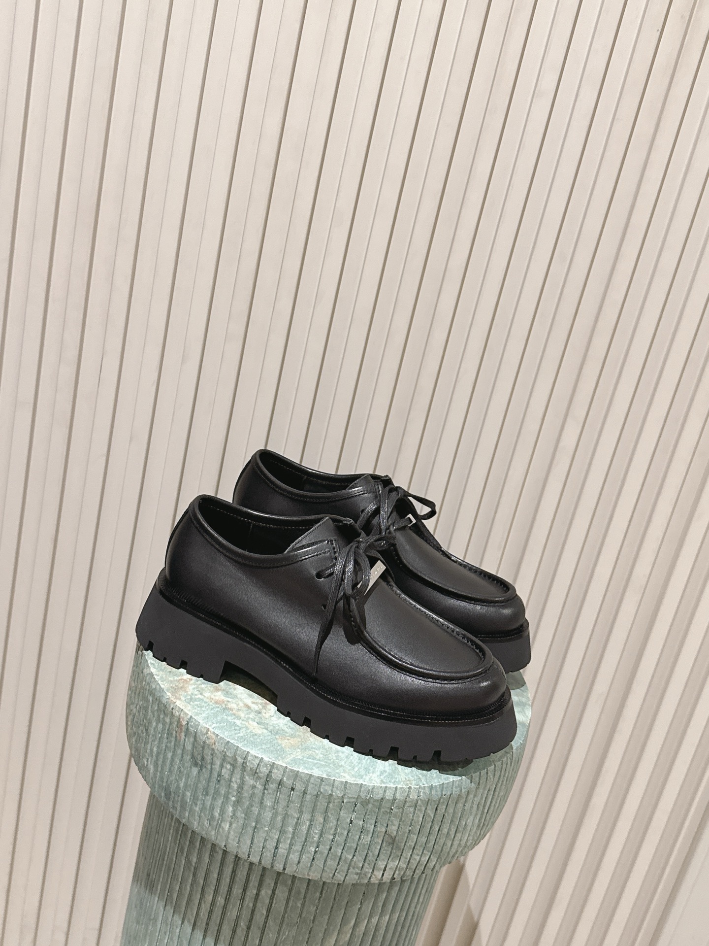 NO:696310,Top version: Alexander Wan* 25ss new autumn and winter round-toe casual shoes loafers. The webbing decoration on the shoe body is printed with the words 'Alexander Wang', which is a highly recognizable element of the brand. The lace-less slip-on design + low-top style is a classic loafer shoe shape, with both casual and light formal feel. It is made of suede leather fabric, which has a soft texture and a matte high-end feel.  It belongs to the 'American cool casual style', which has the sophistication of a light luxury brand, but also has Alexander Wang's signature street relaxation, which is suitable for various daily wear scenarios. The sole is designed with a low and thick sole, which combines a comfortable foot feel with a slight heightening effect, so that the feet will not be tired in daily wear. The upper is sheepskin, the lining is sheepskin, and the outsole is the original molded outsole, which is increased by 3cm.  size 35-40 (customized sizes 40 are non-refundable), loafers, loafers, sheepskin, sheep19860909顶级版本:Alexander Wan* 25ss 秋冬新款圆头休闲鞋乐福鞋 鞋身的织带装饰上印有“Alexander Wang”字样,是品牌高辨识度的元素.无鞋带的套脚设计+低帮款式,是经典的乐福鞋型,兼具休闲与轻正式感.采用绒面革面料,质感柔软且自带哑光高级感. 属于“美式酷感休闲风”,既有轻奢品牌的精致度,又带着Alexander Wang标志性的街头松弛感,适配日常多种穿搭场景.鞋底是低厚底设计,兼顾舒适脚感与轻微增高效果,日常穿着不累脚. 鞋面羊京 内里羊皮 大底原版开模大底 增高3cm size35-40码（40码定制不退换）,乐福鞋,loafers,sheepskin,sheep,Women's Shoes