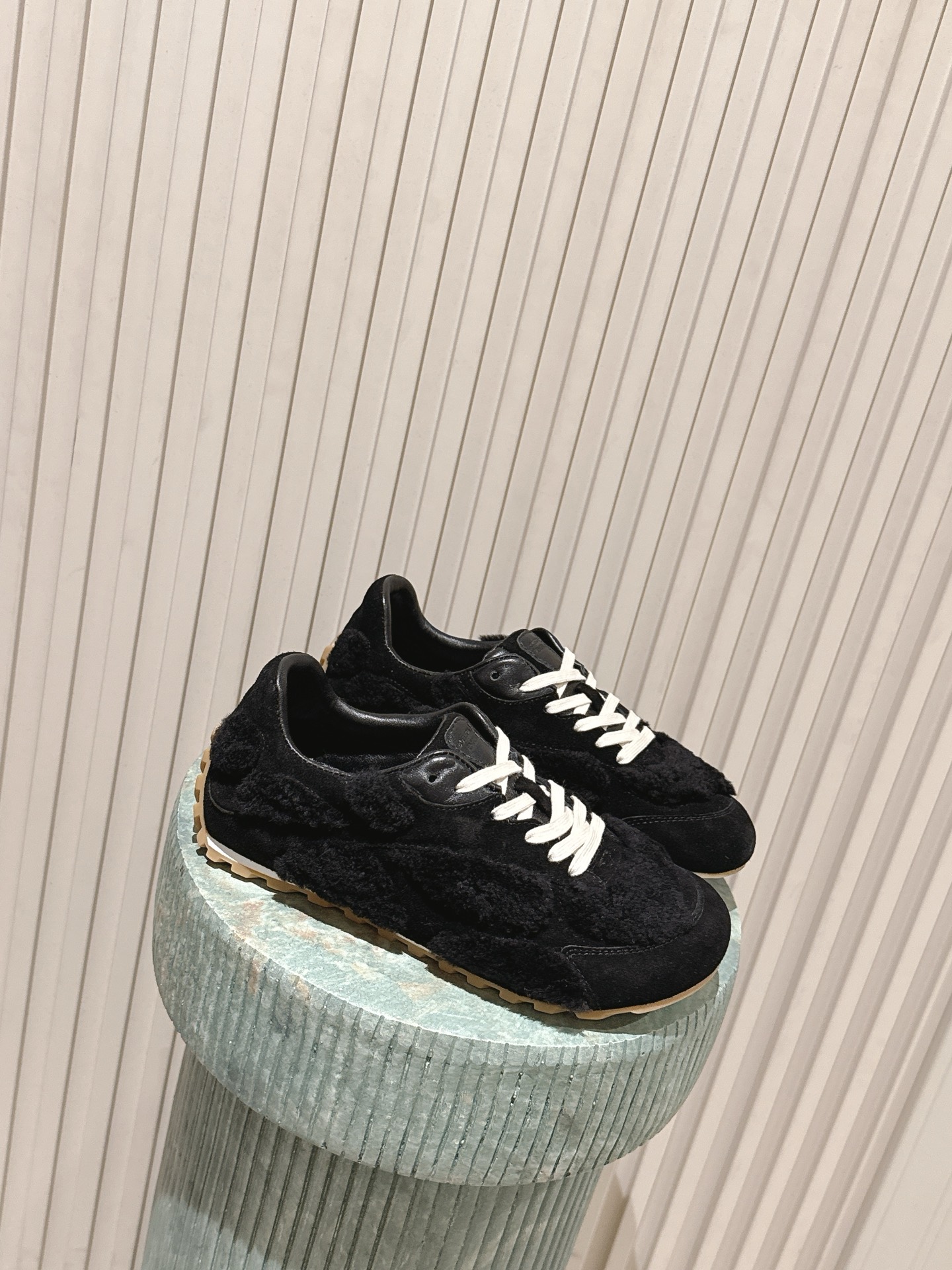 NO:681631,Top version for women and men 330 Bottega Veneta | BV Bottega Veneta 25ss new Forrest Gump shoes De Xun sports shoes Sneaker technology nylon and suede, inspired by retro sneakers, a new interpretation of classic sports shoes, a light, comfortable and breathable summer must-have item. The sole uses a classic woven texture, super recognizable, nylon suede splicing, full of texture!   Size#35-45 (female 40.41, male 45. Customized, non-refundable), casual shoes/sports shoes,bottega veneta,bottega veneta,bottega veneta,sneakers,chamois leather19860909顶级版本女 男330 Bottega Veneta｜BV葆蝶家 25ss新款 阿甘鞋 德训 运动鞋 Sneaker科技尼龙和绒面打造,灵感来自复古球鞋,全新演绎经典运动鞋,轻便、舒适、透气的夏季必备单品 鞋底采用经典的编织纹理,超有辨识度,尼龙麂皮拼接,满满的质感呈现！  Size#35-45（女40.41 男45.订做不退换）,休闲鞋/运动鞋,bottega veneta,bottega veneta,bottega veneta,sneakers,chamois leather,Women's Shoes