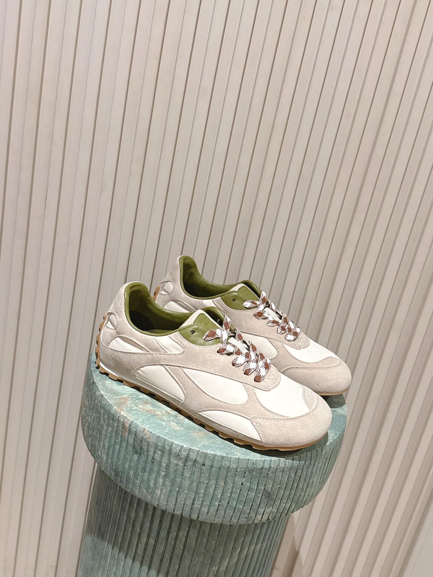 NO:681627,Top version for women and men 310 Bottega Veneta | BV Bottega Veneta 25ss new Forrest Gump shoes De Xun sneakers Sneaker technology nylon and suede, inspired by retro sneakers, a new interpretation of classic sneakers, a lightweight, comfortable and breathable summer must-have item. The sole uses a classic woven texture, super recognizable, nylon suede splicing, full of texture!   Size#35-45 (female 40.41, male 45. Customized, non-refundable), casual shoes/sports shoes,bottega veneta,bottega veneta,bottega veneta,sneakers,chamois leather19860909顶级版本女 男310 Bottega Veneta｜BV葆蝶家 25ss新款 阿甘鞋 德训 运动鞋 Sneaker科技尼龙和绒面打造,灵感来自复古球鞋,全新演绎经典运动鞋,轻便、舒适、透气的夏季必备单品 鞋底采用经典的编织纹理,超有辨识度,尼龙麂皮拼接,满满的质感呈现！  Size#35-45（女40.41 男45.订做不退换）,休闲鞋/运动鞋,bottega veneta,bottega veneta,bottega veneta,sneakers,chamois leather,Women's Shoes