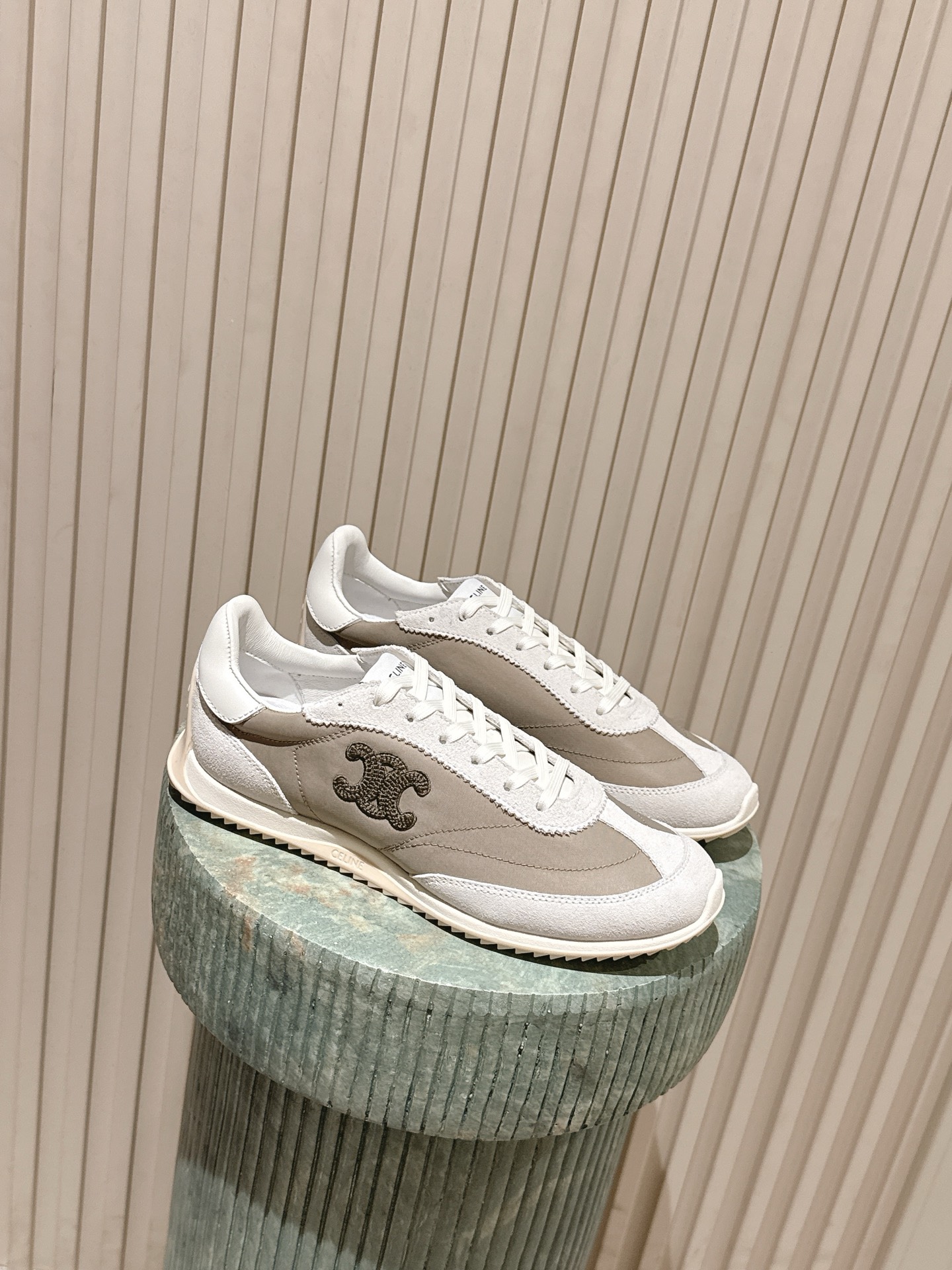 NO:696325,New colors for the top version: CELIN* Celin's latest Racer Forrest shoes for spring and summer. Sports shoes. Many celebrity fashion bloggers have planted their shoes. The design of Forrest Gump shoes is classic and never goes out of style. It is cool and versatile. Whether it is sports style or casual wear for daily outings, it can be perfectly adapted to easily enhance the texture of the overall look. Moreover, the design of this pair of shoes is very suitable for the foot shape, so walking is not tiring. It is also very breathable for spring and summer wear and will not make you sweat.  Whether you are going shopping, traveling or doing sports, it can be your best match. High-mercerized cowhide upper with breathable fabric. Original private model outsole. Size 35-40, casual shoes/sports shoes, celine, sneakers, cowhide19860909顶级版本新播色:CELIN* 思琳春夏最新款Racer 阿甘鞋 运动鞋  超多明星时尚博主种草 阿甘鞋鞋型设计经典永不过时 酷帅又百搭无论是运动风穿搭 还是日常出街的休闲装,它都能完美适配,轻松提升整体造型的质感 而且这双鞋的设计很贴合脚型,走路不累脚,春夏穿着也很透气,不会闷汗 不管你是去逛街、旅行还是运动,它都能成为你的最佳搭子 鞋面高丝光牛皮拼接透气布 原版私模大底 Size35-40,休闲鞋/运动鞋,celine,sneakers,cowhide,Women's Shoes