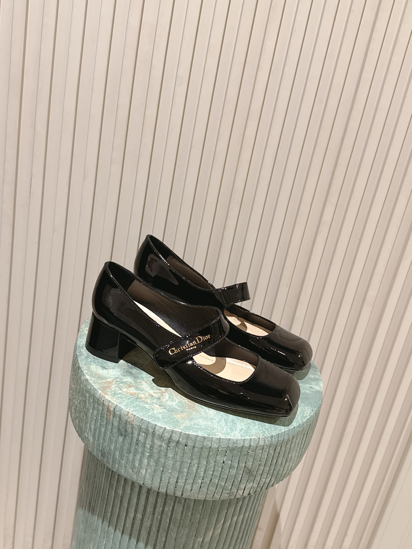 NO:696313,Top version DIOR Dior 26/ss early spring vacation series square toe Velcro thick heel Mary Jane shoes 26C early spring vacation series Mary Jane shoes, patent leather material, full of gloss, square toe design retro and fashionable. The thick heel is about 3-4cm, very comfortable for daily commuting or walking for a long time. The upper has 'Christian  Dior' logo, full of brand sense. The shallow mouth design modifies the foot shape and lengthens the leg line. It can be easily matched with skirts and trousers. It is elegant and practical. It is a must-have versatile item in spring and summer!  Fabric: Patent leather Lining: Sheepskin Heel height: 4.5 high Sole: Leather outsole Size: #35-41 (customized at 40.41), Mary Jane, dior, dior, mary jane, skirts, sheepskin, Leather soles19860909顶级版本 DIOR迪奥 26/ss 早春度假系列 方头魔术贴 粗跟 玛丽珍鞋 26C早春度假系列玛丽珍鞋,漆皮材质,光泽感满满,方头设计复古又时髦.粗跟约3-4cm,日常通勤或长时间走路都很舒适心.鞋面有“Christian Dior”标志,品牌感十足.浅口设计修饰脚型,拉长腿部线条,裙装裤装都能轻松搭配,优雅实用,是春夏必入的百搭单品！ 面料: 漆皮 内里: 羊皮 跟高: 4.5高 鞋底: 真皮大底 Size: #35-41 (40.41订做）,玛丽珍,dior,dior,mary jane,skirts,sheepskin,Leather soles,Women's Shoes