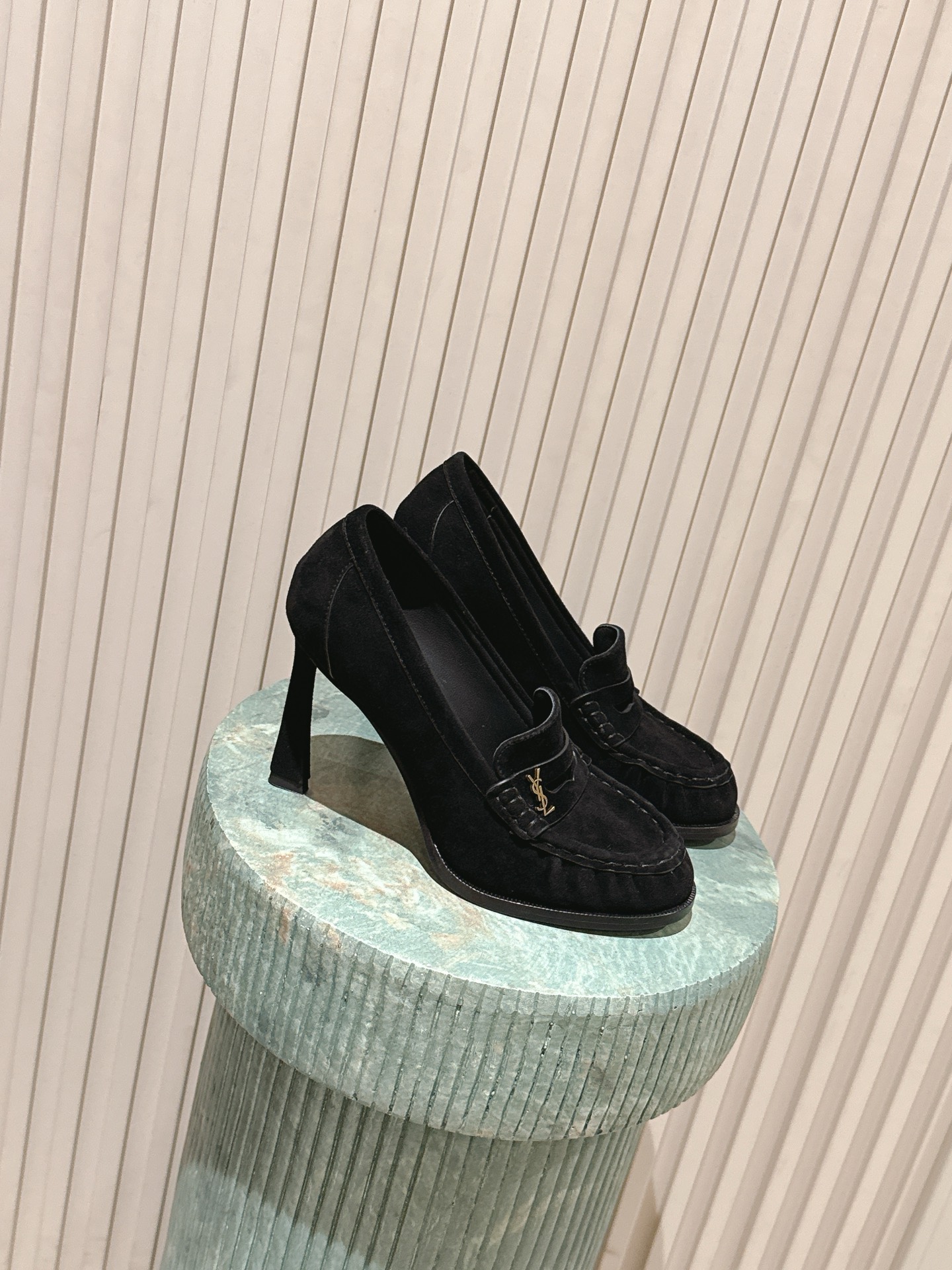 NO:696319,Top version: Saint Lauren* retro French style stiletto heel slip-on loafers. The high heels are slip-on loafers without laces. The design is classic and the style is light, luxurious and commuting. The body of the shoe has YSL's iconic metal logo, which is low-key embedded in the design to enhance brand recognition without destroying the overall sense of simplicity.  Covering patent leather, shiny metallic leather, suede, matte leather, etc., different materials bring different visual and tactile experiences. There are silver metallic colors, off-white, black, burgundy, brown, etc., and the colors range from cold metallic colors to warm earth colors, retro burgundy, suitable for different wearing scenarios. Upper cowhide/cow suede, lining sheepskin, outsole genuine leather, increased by 10cm  Size 35-41 (customized sizes 40 and 41 are non-returnable), loafers, high heels, saint laurent, saint laurent, loafers, high heels, cowhide, sheepskin, chamois leather, Leather soles19860909顶级版本:Saint Lauren*复古法式风细高跟套脚乐福鞋 款式高跟为无鞋带的套脚乐福鞋型,设计经典且风格偏轻奢、通勤.鞋身带有YSL标志性的金属logo标识,低调嵌入设计中,强化品牌辨识度的同时不破坏整体简约感. 涵盖漆皮、亮面金属质感皮革、绒面麂皮、哑光皮革等,不同材质带来不同的视觉与触感体验.有银色金属色、米白色、黑色、酒红色、棕色等,色系从冷调金属色到暖调大地色、复古酒红色都有覆盖,适配不同穿搭场景. 鞋面牛皮/牛反绒 内里羊皮 大底真皮大底 增高10cm size35-41码（40、41码定制不退换）,乐福鞋高跟鞋,saint laurent,saint laurent,loafers,high heels,cowhide,sheepskin,chamois leather,Leather soles,Women's Shoes