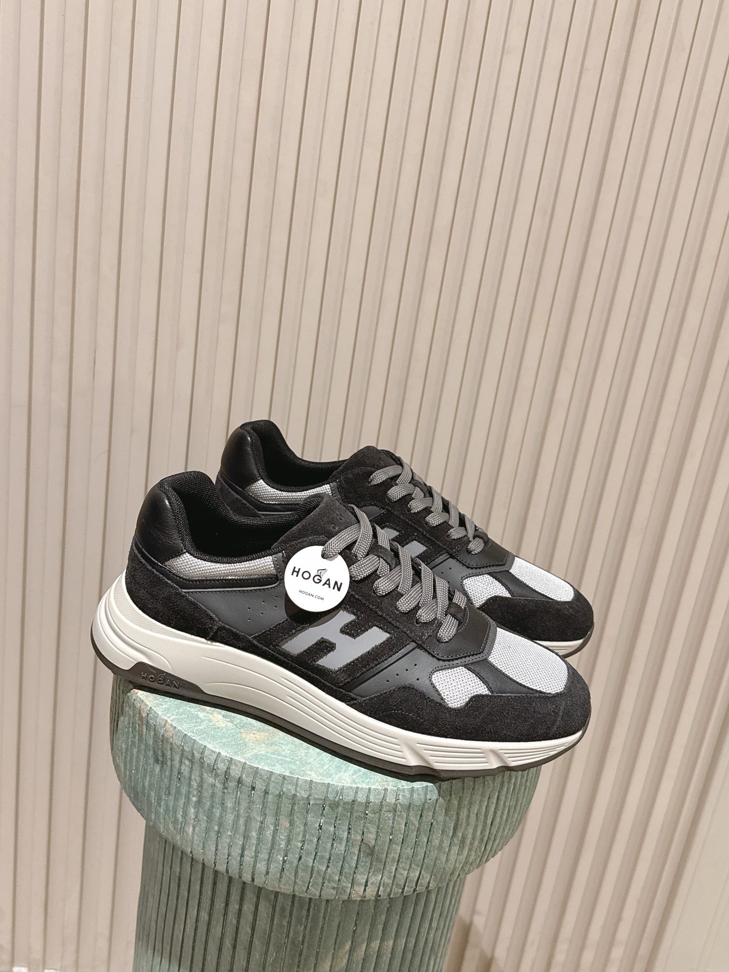 NO:696300,The top version of the new color men's model Hogan Hogan 2025 men's casual sports shoes, high-end lace-up sneakers. This model is endorsed by Wu Lei. The same model at the counter. Futuristic luxury model. The new lnteractive cube series. Imported Italian flocked suede cowhide + breathable Mesh mesh + streamlined shoe body + super H letter design on the side. Textured lightweight sole. Memory foam insole. Increased anti-slip and wear-resistant IP classic outsole. Super comfortable on the foot.  A must-have for trendy men Size: 38-46 (customized at 38.45.46), casual shoes/sports shoes, hogan, sneakers, cowhide19860909顶级版本新播色男款 Hogan霍根2025男士休闲运动鞋 高端系带板鞋 这款由吴磊倾情代言 专柜同款 未来主义 奢潮款 全新lnteractive cube系列 进口意大利进口植绒牛反绒牛皮+透气Mesh网布打造+流线型鞋身+侧超H字母设计 纹理层次感轻质鞋底 记忆泡沫内底 增高防滑耐磨IP经典大底 上脚超舒适 潮男必备款 码数:38-46（38.45.46定做）,休闲鞋/运动鞋,hogan,sneakers,cowhide,Women's Shoes