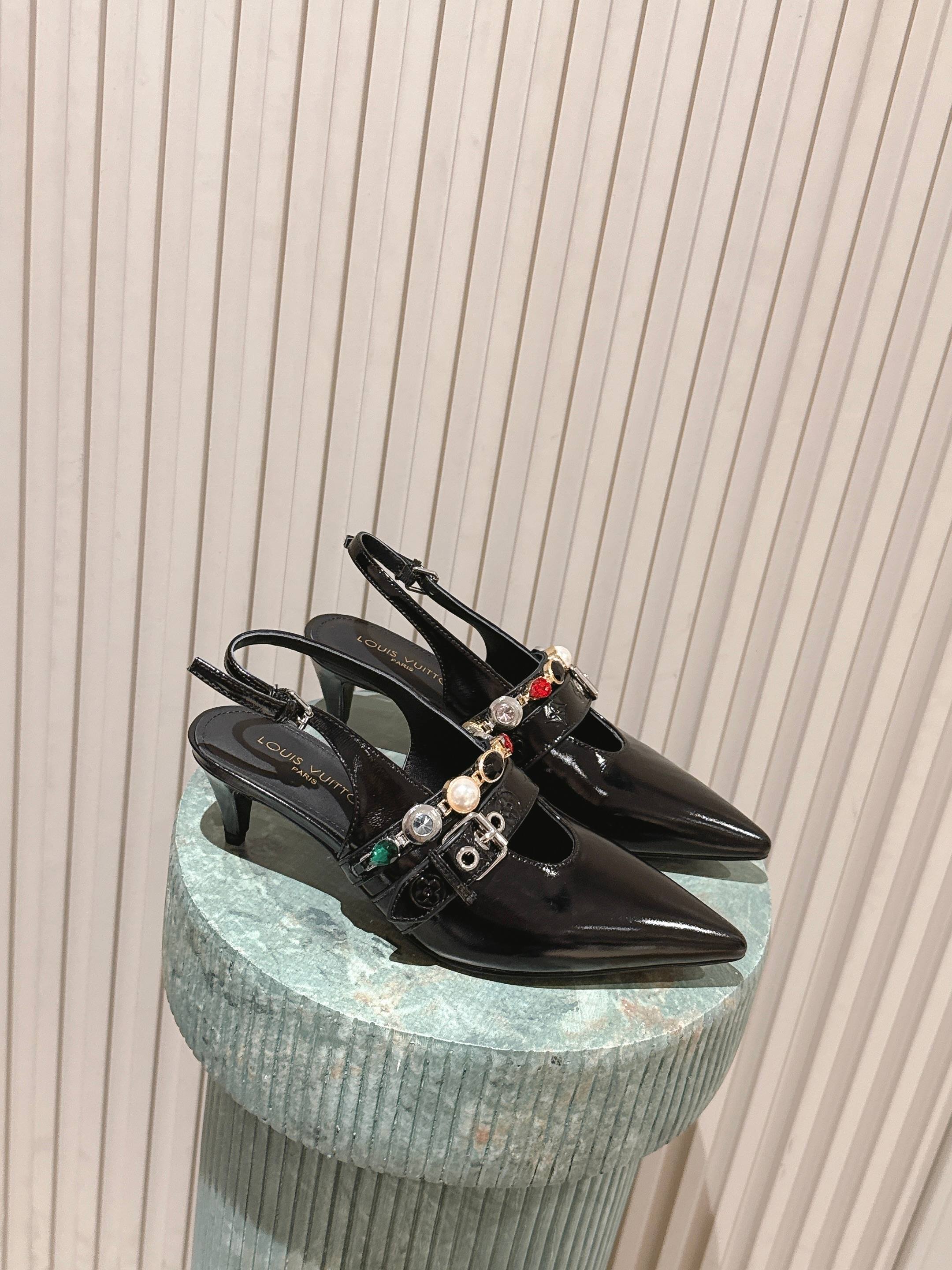 NO:696279,Top version 26ss spring and summer new style LOUIS VUITTON Louis Vuitton LV VIBE gem chain hollow back flat sandals jewelry pointed toe kitten heel high heel sandals This LVVibe slingback high heel is made of shiny Naplak leather to create an avant-garde configuration. The pointed toe design, kitten heel and adjustable back strap create exquisite details. The jewelry texture decoration covering colored stones and the belt-shaped strap embellished with Louis Vuitton inscribed buckle show creativity and ingenuity. Upper cowhide leather  Sheepskin lining, Italian genuine leather outsole, high heels/5.5cm, size 35-41 (40.41 custom made, non-refundable), high heels sandals, louis vuitton, louis vuitton, louis vuitton, sandals, high heels, cowhide, sheepskin, Leather soles19860909顶级版本 26ss春夏新款 LOUIS VUITTON 路易威登 LV VIBE 宝石链条后空平底凉鞋珠宝尖头猫跟高跟凉鞋 本款LVVibe露跟高跟鞋以亮泽Naplak皮革塑造前卫构型.尖头设计,小猫跟与可调节后带构筑考究细节.涵盖有色宝石的珠宝质感装 饰及点缀路易威登铭纹搭扣的腰带造型饰带彰显创意巧思. 鞋面牛皮 内里垫脚羊皮 鞋底意大利真皮大底 跟高平底/5.5cm 码数35-41（40.41定做不退换）,高跟鞋凉鞋,louis vuitton,louis vuitton,louis vuitton,sandals,high heels,cowhide,sheepskin,Leather soles,Women's Shoes