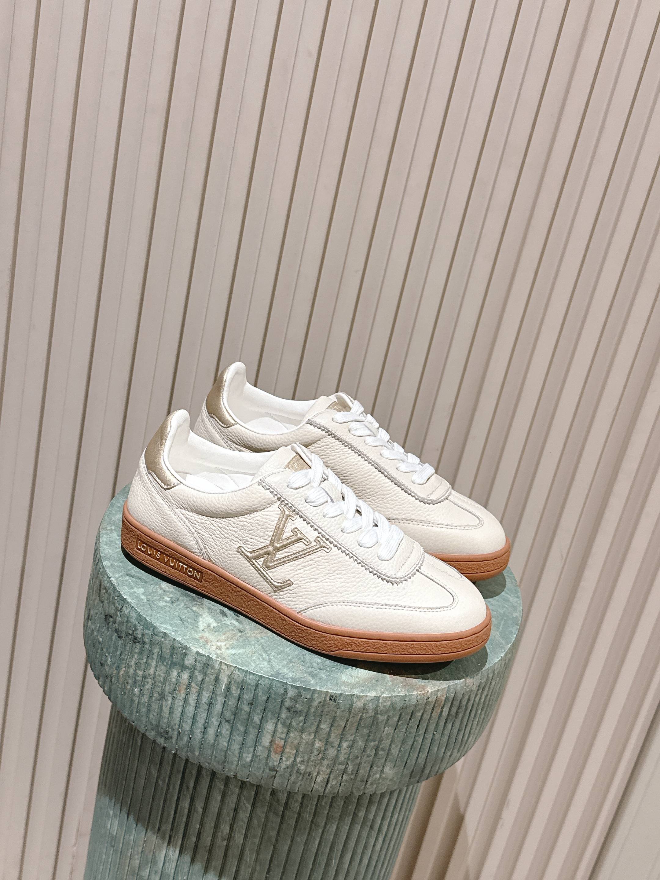 NO:696260,The top version of LV's new spring and summer sports moral training shoes is hard to find in the counter. Each store has a limited quota. Many Internet celebrity fashion bloggers have planted grass. The original purchase is developed and perfected. Embossed logo brand elements embellish the upper and lightweight rubber outsole, and the classic moral training partition design. Fabric: Original imported cowhide. Original customized breathable mesh lining and cowhide lining.  Sole original open mold TPU outsole material Size35-40 (40 customized), casual shoes/sports shoes, louis vuitton, sneakers, cowhide19860909顶级版本 LV春夏新款运动德训鞋 专柜一鞋难求 每个店铺配额有限 超多网红时装博主种草 原版购入开发 完美复刻 压花logo品牌元素点缀鞋面和轻质橡胶外底,经典的德训隔板设计 面料: 原版进口牛皮 内里原版定制透气网里牛皮里 鞋底原版开模TPU大底材质Size35-40（40定做）,休闲鞋/运动鞋,louis vuitton,sneakers,cowhide,Women's Shoes