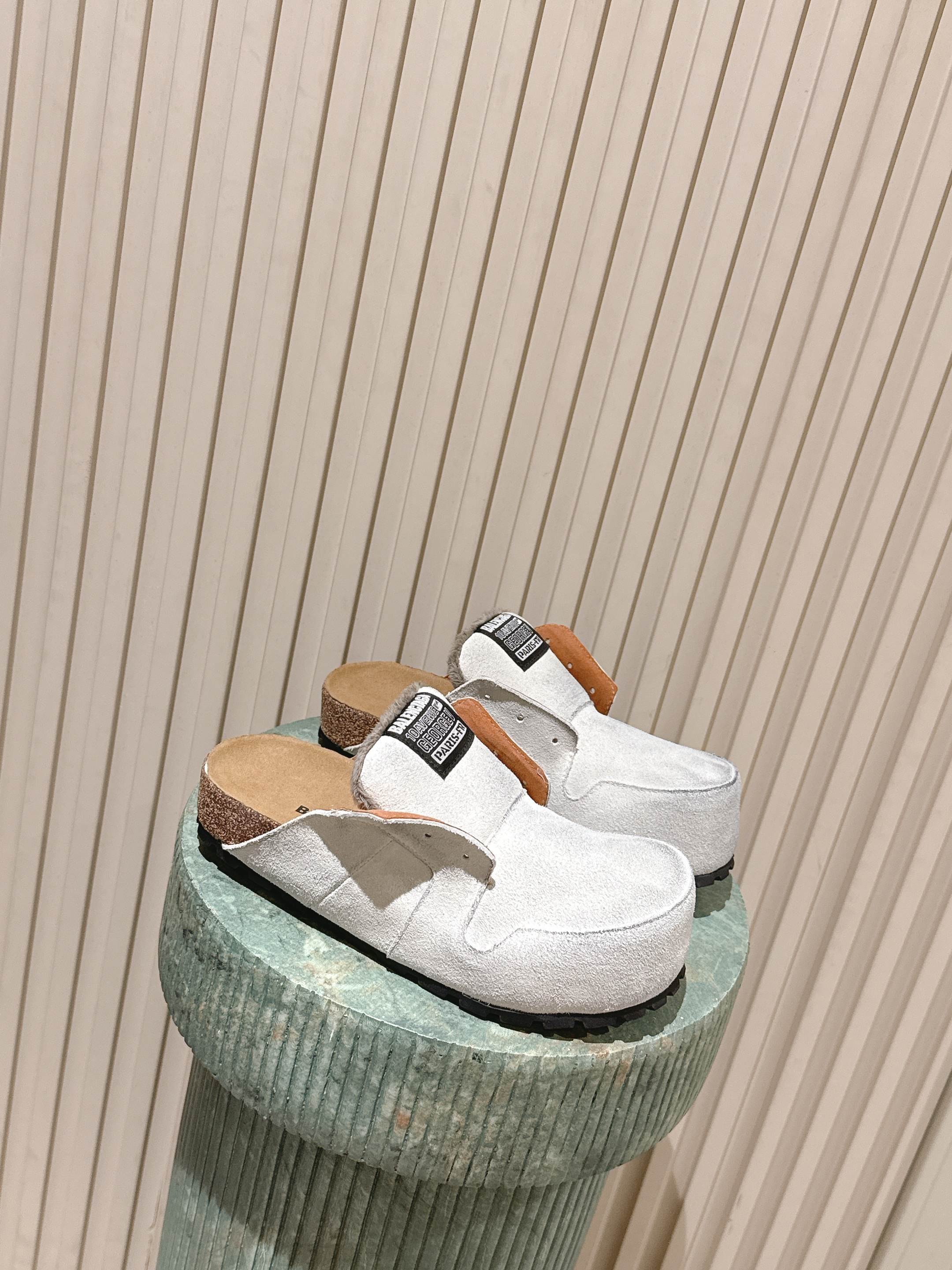 NO:696324,Top version Balenciaga Balenciaga Spring 26 Mule Boken Half Slipper Dumbo Mule opens up the retro lazy style. The non-catwalk model 'Dumbo Mule' Mule shoes of the 2026 spring series are officially unveiled, seizing the trend with its unique design!  The gender-neutral series covers mules and short boots, made of distressed suede, with white, black, and beige colors available in multiple styles. The round toe box and oversized tongue bring a sense of retro relaxation, the embroidered label on the tongue hides brand genes, and the cork insole is superimposed with a comfortable buff, which is both fashionable and practical. Sizes 35-40 (40 custom-made), half drag, balenciaga, balenciaga, boots, slippers19860909顶级版本 Balenciaga 巴黎世家 26春 穆勒博肯半拖鞋 Dumbo Mule开启复古慵懒风 2026春季系列非走秀款「Dumbo Mule」穆勒鞋正式亮相,凭独特设计抢占潮流视野! 波无性别系列涵盖穆勒鞋与短靴,用做旧绒面革打造,白,黑,米色适配多格.圆形鞋头+超大鞋舌自带复古松弛感,鞋舌刺绣标签暗藏品牌基因,软木鞋垫叠加舒适buff,时髦与实穿性拉满. 35-40码（40定做）,半拖,balenciaga,balenciaga,boots,slippers,Women's Shoes