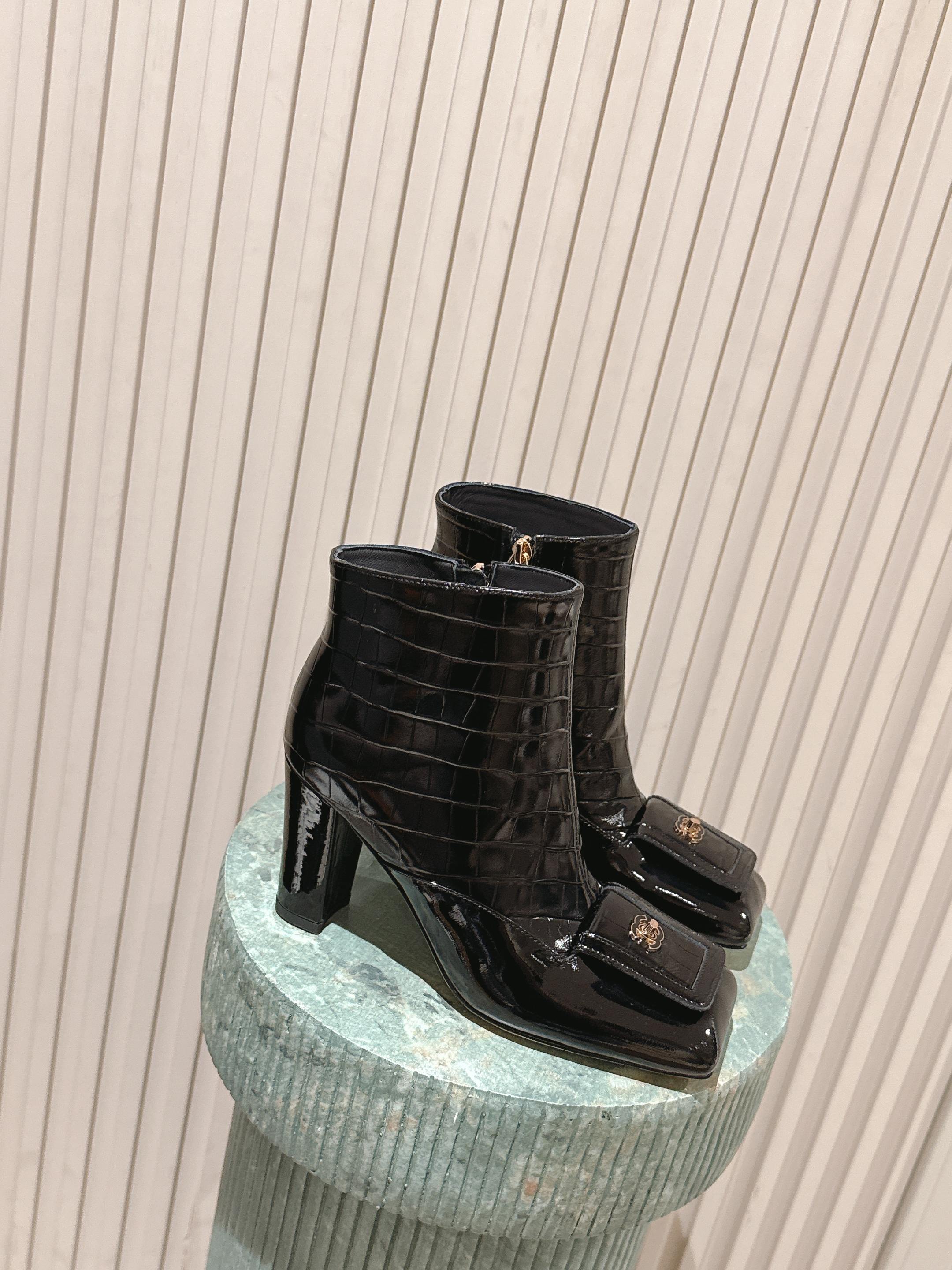 NO:696311,Purchasing agent level CHANEL * Xiaoxiang new autumn and winter Chelsea short boots are really a representative of handsome fashion. The boots are embellished with Chanel letters, which are low-key yet luxurious!  Simple, fashionable, individual and grand!  The natural and smooth beauty has a beauty that is stunning in time. You should also show off your long legs in winter~ Imported embossed cowhide on the upper, original lining on the inside, Italian genuine leather outsole on the sole, size 35-41 (40.41 non-returnable, non-exchangeable), boots, chanel, chanel, boots, cowhide, Leather soles19860909代购级别 CHANEL 香奈儿*小香秋冬新切尔西短靴真的是帅气时尚的代表,靴筒Chanel字母点缀 低调不失奢华！简约时尚个性又大气！自然流畅的美感,有种惊艳了时光的美感,冬日也要展现大长腿～ 鞋面进口压纹牛皮 内里原版内里 鞋底意大利真皮大底 码数35-41(40.41不退不换),靴子,chanel,chanel,boots,cowhide,Leather soles,Women's Shoes