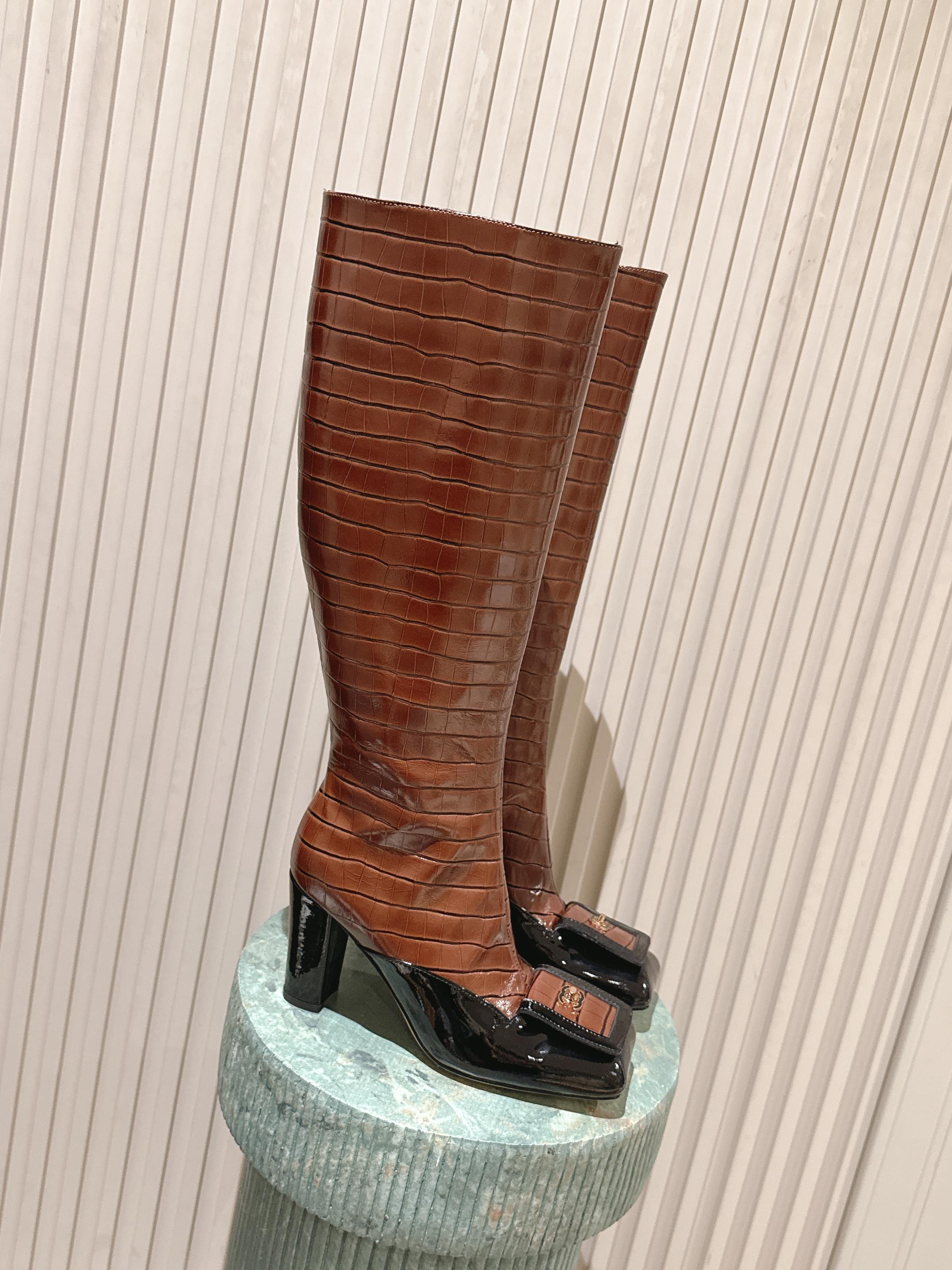 NO:696315,Purchasing agent level CHANEL * Xiaoxiang autumn and winter new trousers and boots with letters knight boots library boots. This knight boots are really a representative of handsome fashion. The boots are embellished with Chanel letters, low-key yet luxurious!  Simple, fashionable, individual and grand!  The natural and smooth beauty has a beauty that is stunning in time. You should also show off your long legs in winter~ Imported embossed cowhide on the upper, original lining on the inside, Italian genuine leather outsole on the sole, size 35-41 (40.41 non-returnable, non-exchangeable), boots, chanel, chanel, boots, cowhide, Leather soles19860909代购级别 CHANEL 香奈儿*小香秋冬新款裤靴字母骑士靴库靴这款骑士靴真的是帅气时尚的代表,靴筒Chanel字母点缀 低调不失奢华！简约时尚个性又大气！自然流畅的美感,有种惊艳了时光的美感,冬日也要展现大长腿～ 鞋面进口压纹牛皮 内里原版内里 鞋底意大利真皮大底 码数35-41(40.41不退不换),靴子,chanel,chanel,boots,cowhide,Leather soles,Women's Shoes