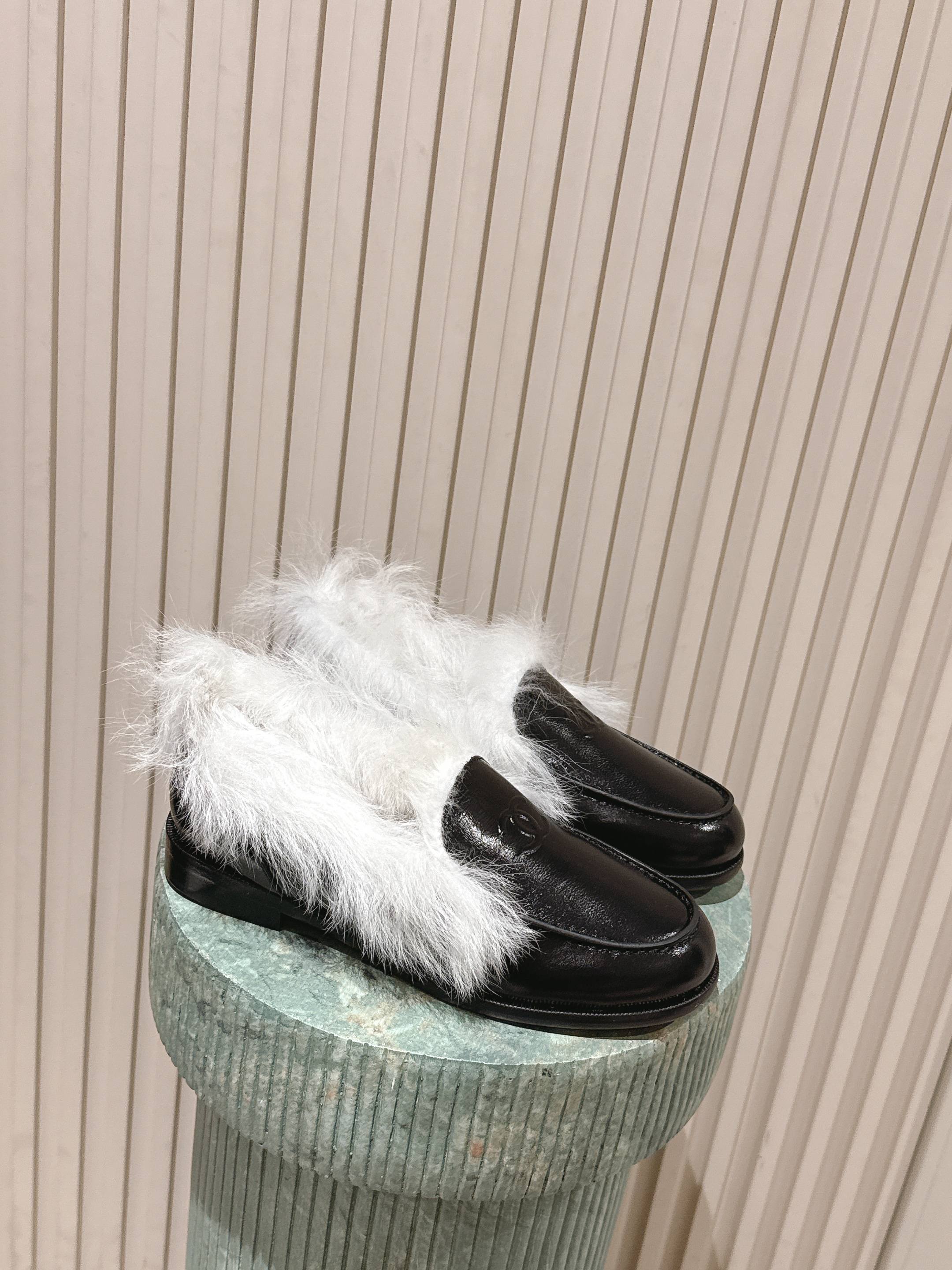 NO:696307,Purchasing agent level Chanel 25ss Xiaoxiang new model. Xiaoxiang Lefu Tuscan wool shoes single shoes for autumn and winter. Chanel must-have hot style goddess series, with Chanel's characteristic elegant lady temperament, super attractive, irresistible, heart-warming... Imported suede upper, imported butter leather, original molded hardware logo, imported lining, outsole, Italian leather outsole Size #35-41 (40 41  Customized (no return or exchange), loafers, chanel, chanel, loafers, chamois leather, Leather soles19860909代购级 Chanel 25ss 小香 新款. 小香乐福托斯卡纳毛鞋 单鞋秋冬 香家必备爆款 女神系列,拥有香家特色优雅名媛气质,超级耐看,让人无法抗拒,心动ing…… 鞋面进口麂皮 进口牛油皮 原版开模五金logo 内里进口 大底意大利真皮大底 Size#35-41（40 41 定做不退换）,乐福鞋毛毛鞋,chanel,chanel,loafers,chamois leather,Leather soles,Women's Shoes