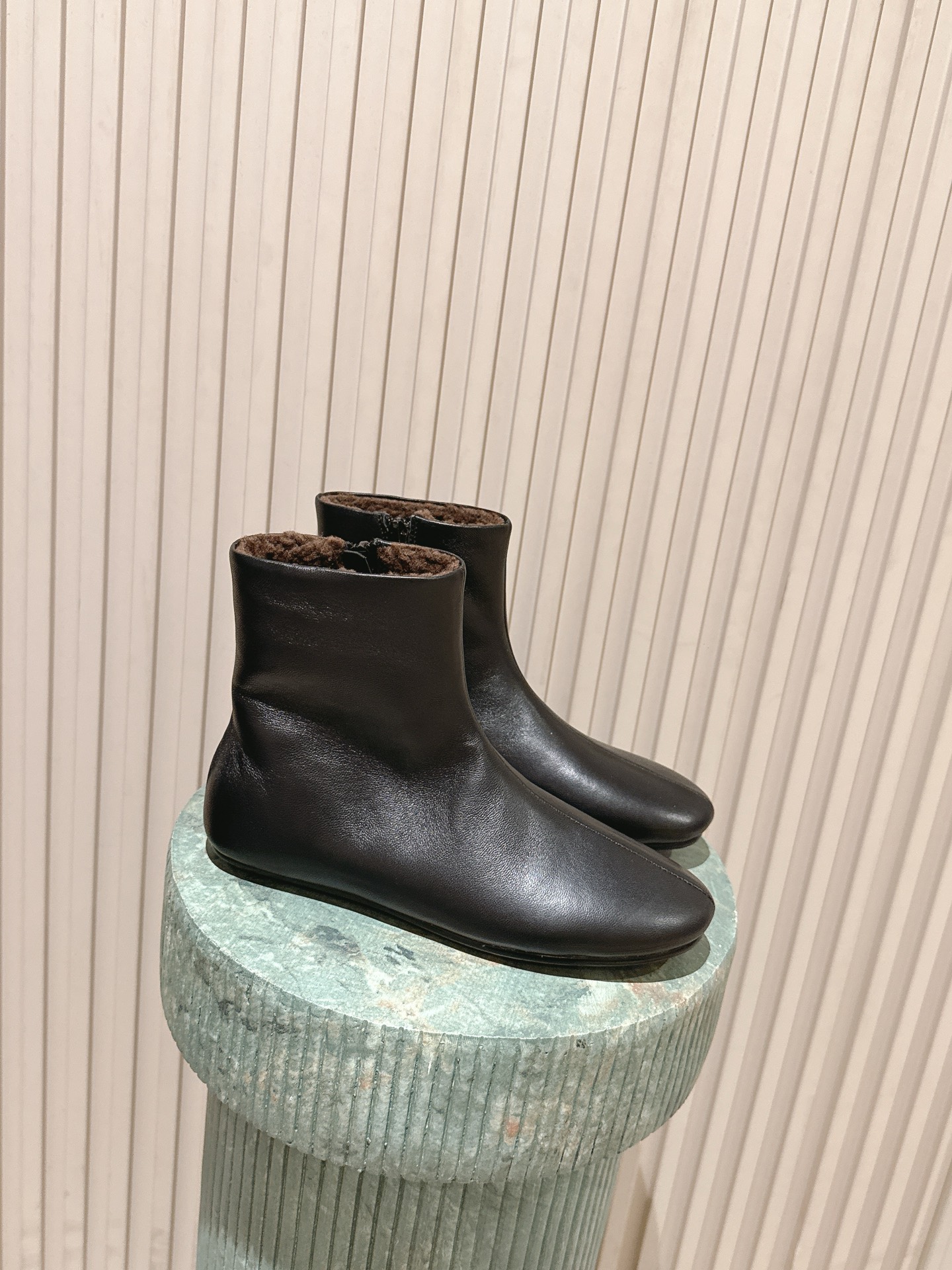 NO:696289,The top version of The row's new Martin boots in wool, classic, simple, handsome and versatile ~ the shape of the shoes is super good, so easy to wear!  Light and not bulky!  Increase height and have long legs easily!  The perfect way to make your legs look slimmer~ It’s so fragrant~ The zipper design makes it easy to put on and take off, and it’s a style that can be worn in all seasons!  Fabric calfskin, lining wool, outsole mold outsole, size 35-40 (customized for 40), boots, boots, cowhide19860909顶级版本 羊毛里 The row 新款马丁靴短靴 经典简约帅气百搭～鞋形超好,好穿到飞起！轻盈不笨重！增高 轻松拥有大长腿！显腿瘦绝绝子~大香了～拉链设计 方便穿脱 四季可穿的款式！ 面料小牛皮 内里羊毛 大底模具大底 码数35-40（40订做）,靴子,boots,cowhide,Women's Shoes