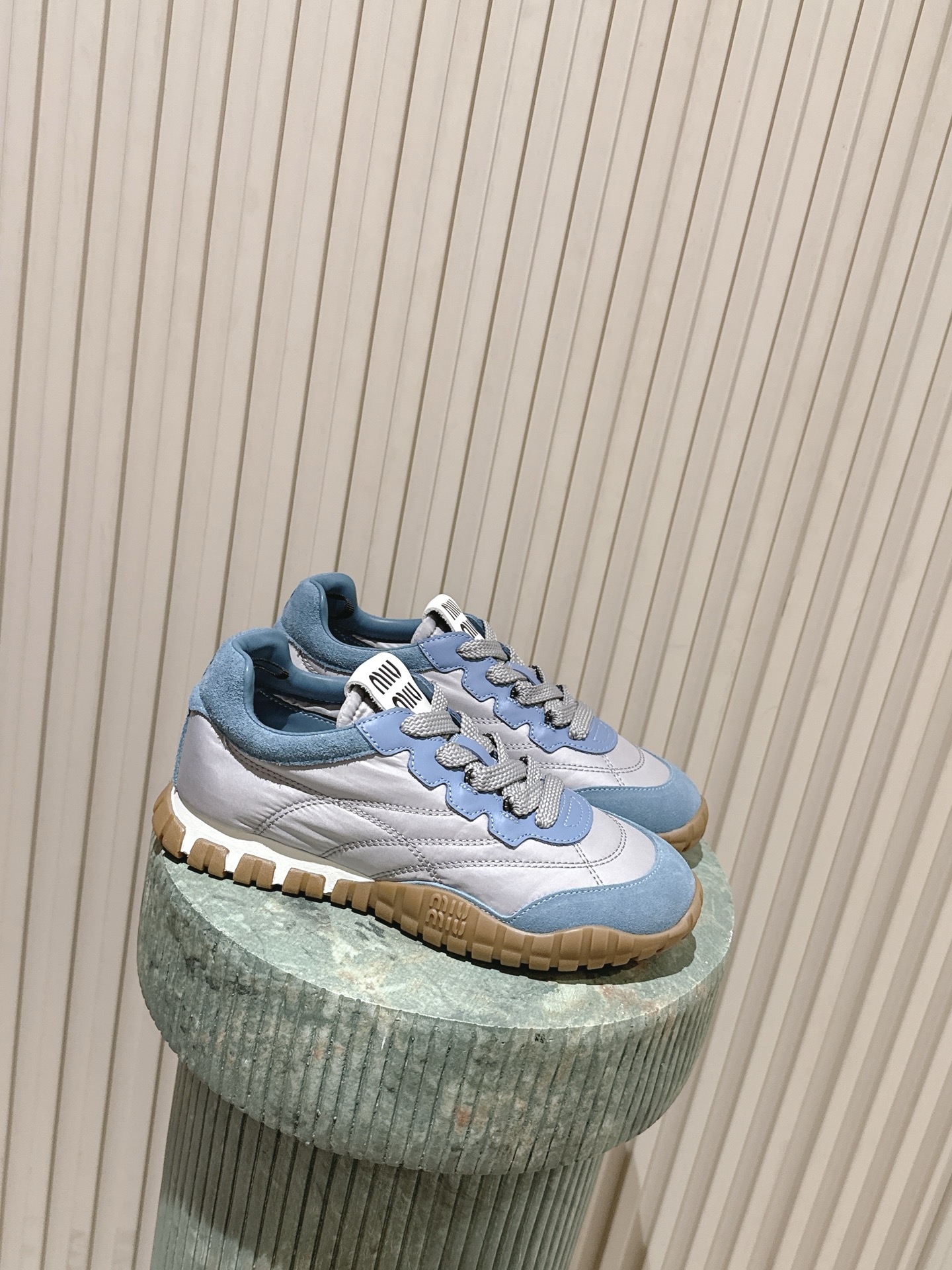 NO:696259,Top version:: (airplane box set) MiuMiu 26ss early spring new Tire tire shoes Dexun shoes Miu Miu Tire tire shoes, color matching and super versatile, fabric + suede leather stitching, soft and comfortable, no pressure for daily wear!  The tire pattern on the sole + star details are retro and fashionable. There are Miu Miu Logo on the tongue and heel, which is full of brand feeling. It is light and does not scratch your feet, and is also friendly when walking for a long time. It can be easily worn in jeans and skirts, giving you a lazy and casual style!  2026 early spring series, both fashionable and practical, a must-have for fashionistas!  Fabric suede/nylon mesh, sheepskin lining, outsole, original molded TPU rubber sole, size 35-40 (customized for 40, 41), casual shoes/sports shoes, miumiu, sneakers, skirts, jeans, sheepskin19860909顶级版本::（飞机盒套装） MiuMiu 26ss早春新品Tyre轮胎鞋 德训鞋 Miu Miu Tyre轮胎鞋,拼色超百搭,织物+绒面皮革拼接,柔软舒适,日常穿搭无压力！鞋底轮胎纹路+星星细节,复古又时髦.鞋舌和后跟有Miu Miu Logo,品牌感满满.轻便不磨脚,长时间走路也很友好,牛仔裤、裙装都能轻松驾驭,慵懒随性风get！2026早春系列,时尚实用兼备,潮人必入！ 面料反绒皮/尼龙网布 内里羊皮 大底原版开模TPU橡胶鞋底 码数35-40（40、41订做）,休闲鞋/运动鞋,miumiu,sneakers,skirts,jeans,sheepskin,Women's Shoes