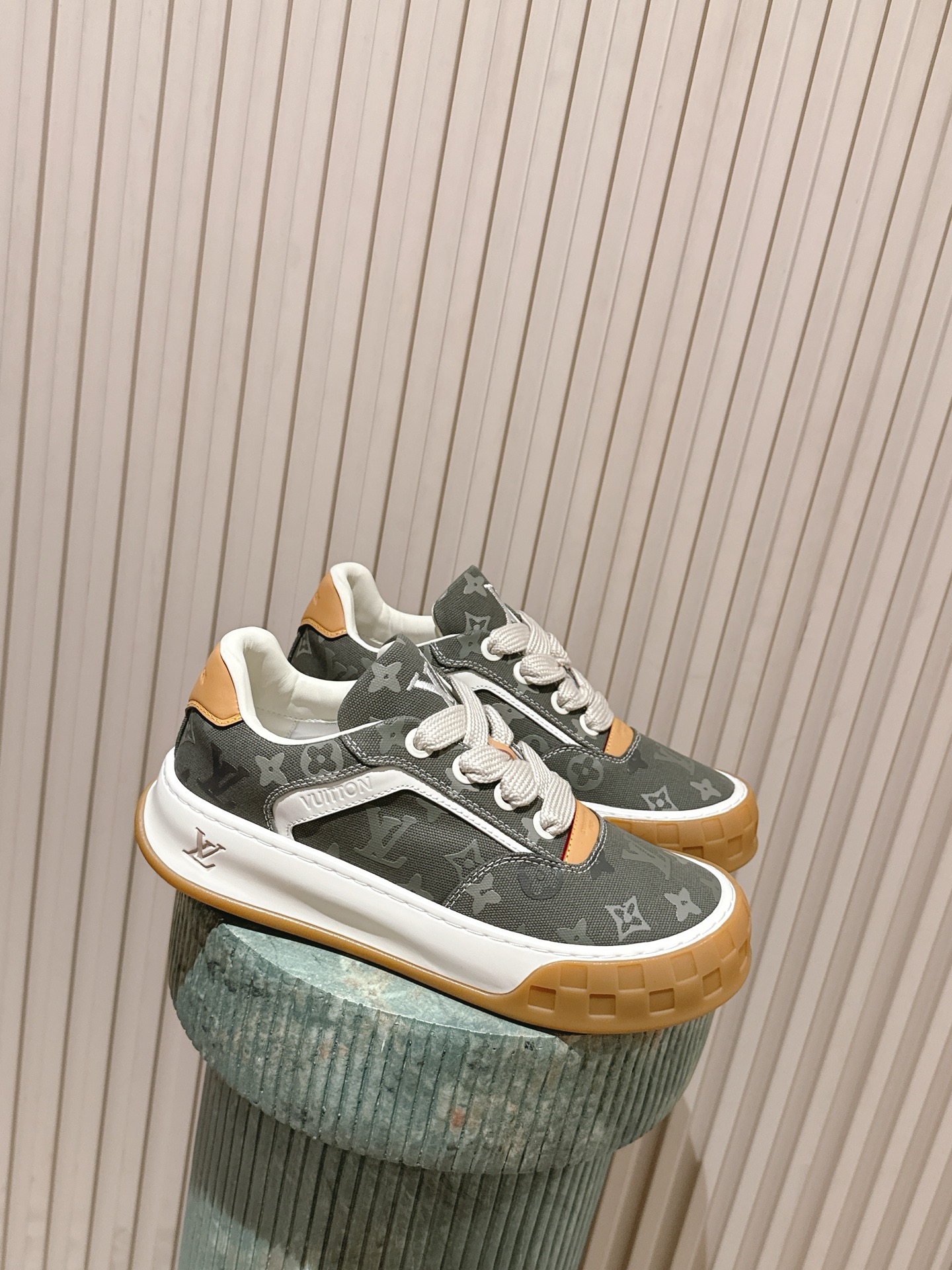 NO:696238,Top version upgraded version couple model print LV Louis Vuitton Donkey brand men's size latest catwalk model Tilted series thick sole casual sports shoes original purchase development and production 26 spring and summer men's catwalk model Tilted sports shoes shine with classic checkerboard texture sole tongue LV diagonal irregular logo fabric: original imported first-layer cowhide, inner sheepskin sole original molded lightweight foam outsole sole thickness 4CM  Size: 35-45 (men's 45 is custom-made and cannot be returned or exchanged), casual shoes/sports shoes, louis vuitton, louis vuitton, louis vuitton, sneakers, cowhide, sheepskin19860909顶级版本升级版情侣款打印 LV路易威登 驴牌 男码最新走秀款Tilted系列 厚底 休闲 运动鞋 原版购入开发 做货 26春夏男士走秀款Tilted 运动鞋 大放异彩 采用经典棋盘格纹理鞋底 鞋舌LV 斜倒不规则logo 面料:原版进口头层牛皮 内里羊皮 鞋底原版开模轻质发泡大底 底厚4CM Size:35-45（男45定做不退换）,休闲鞋/运动鞋,louis vuitton,louis vuitton,louis vuitton,sneakers,cowhide,sheepskin,Women's Shoes