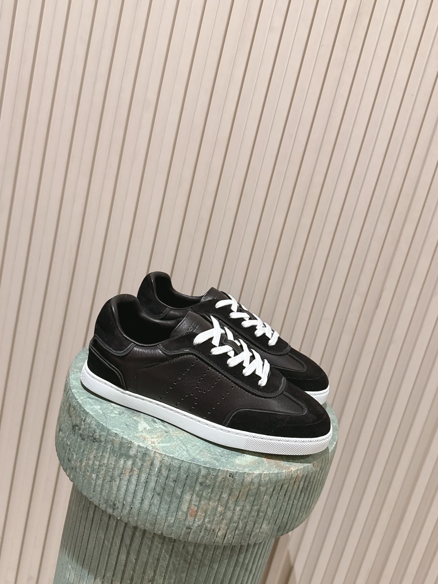 NO:696296,Top version of couple's model, women's model, men's model 10: Hermes 2026 new series of casual sports shoes and sneakers, with the ultimate craftsmanship, and new ones at the counter at the same time. Every detail of the shoes is specially thought out, quite eye-catching, and the elegant splicing elements highlight the good temperament!  The classic version is upgraded with exquisite color matching, adding a casual atmosphere, and exquisite lines, which can better reflect the family-style design language. Interspersed with exquisite lines, it perfectly fits the foot shape, naturally outlines the fashionable outline, achieves a visual impact, and fully interprets a different sports style!  The fabric is imported cowhide, mixed sheepskin for foot pads, comfortable on the feet, rubber outsole, non-slip and wear-resistant!  Size 35-45, casual shoes/sports shoes, hermes, hermes, sneakers, cowhide, sheepskin19860909顶级版本情侣款 女款 男款10: Hermes 爱马仕2026 新系列休闲运动鞋板鞋 工艺极致,同步专柜上新.鞋子的每一个细节都特别用心,相当惹眼,雅致的拼接元素,凸显不俗的气质！ 经典版型升级 精致配色,增添休闲的气息,精致的线条,无形之中能够更好体现出家族式的设计语言,穿插精致的线条 完美契合脚型,自然的勾勒出时尚的轮廓,达到视觉上的冲击效果,充分演绎不一样的运动风格！ 面料进口牛皮 垫脚混种羊皮,脚感舒适,橡胶大底,防滑耐磨！码数35-45,休闲鞋/运动鞋,hermes,hermes,sneakers,cowhide,sheepskin,Women's Shoes