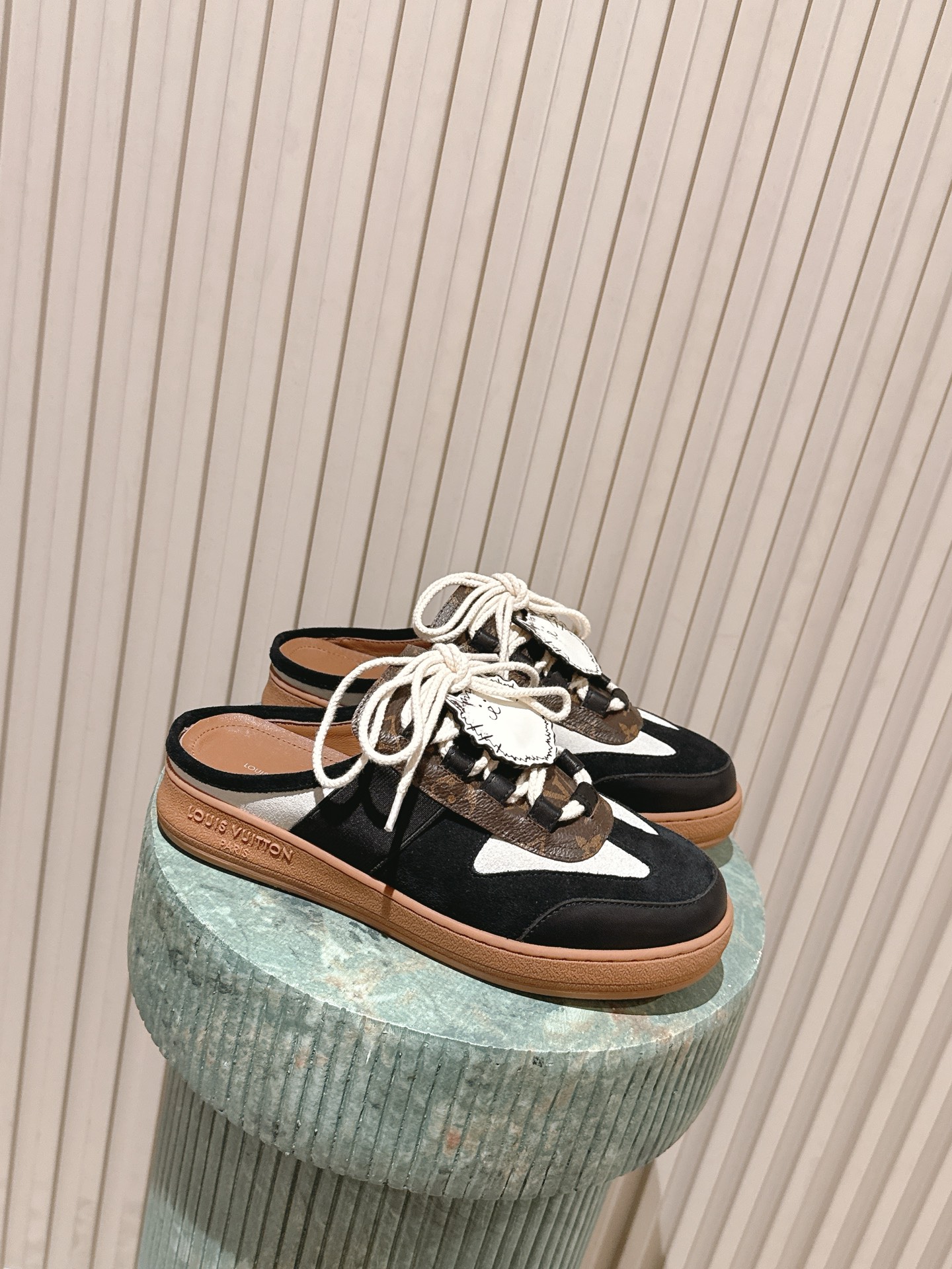 NO:696268,Top version LV&Grace co-branded 26 cute cat shoes and half slippers. LV teamed up with cat artist Grace to bring a new series ('W,* the cute cat stars are coming 'Cats are sneaky and cute! Personalized half slippers, fashionable and versatile. Original cloth and leather, cowhide lining, original outsole 35-39 (40.41 fixed), half drag, louis vuitton, slippers, cowhide19860909顶级版本 LV&Grace联名款26款可爱猫猫鞋半拖鞋 LV结合猫咪艺术家Grace带来全新系列('W,*呆萌猫星人可爱来袭「猫猫祟祟,可爱出击! 个性半拖板鞋 时尚百搭.原版布面拼皮 牛皮里 原版大底 35-39（40.41定）,半拖,louis vuitton,slippers,cowhide,Women's Shoes