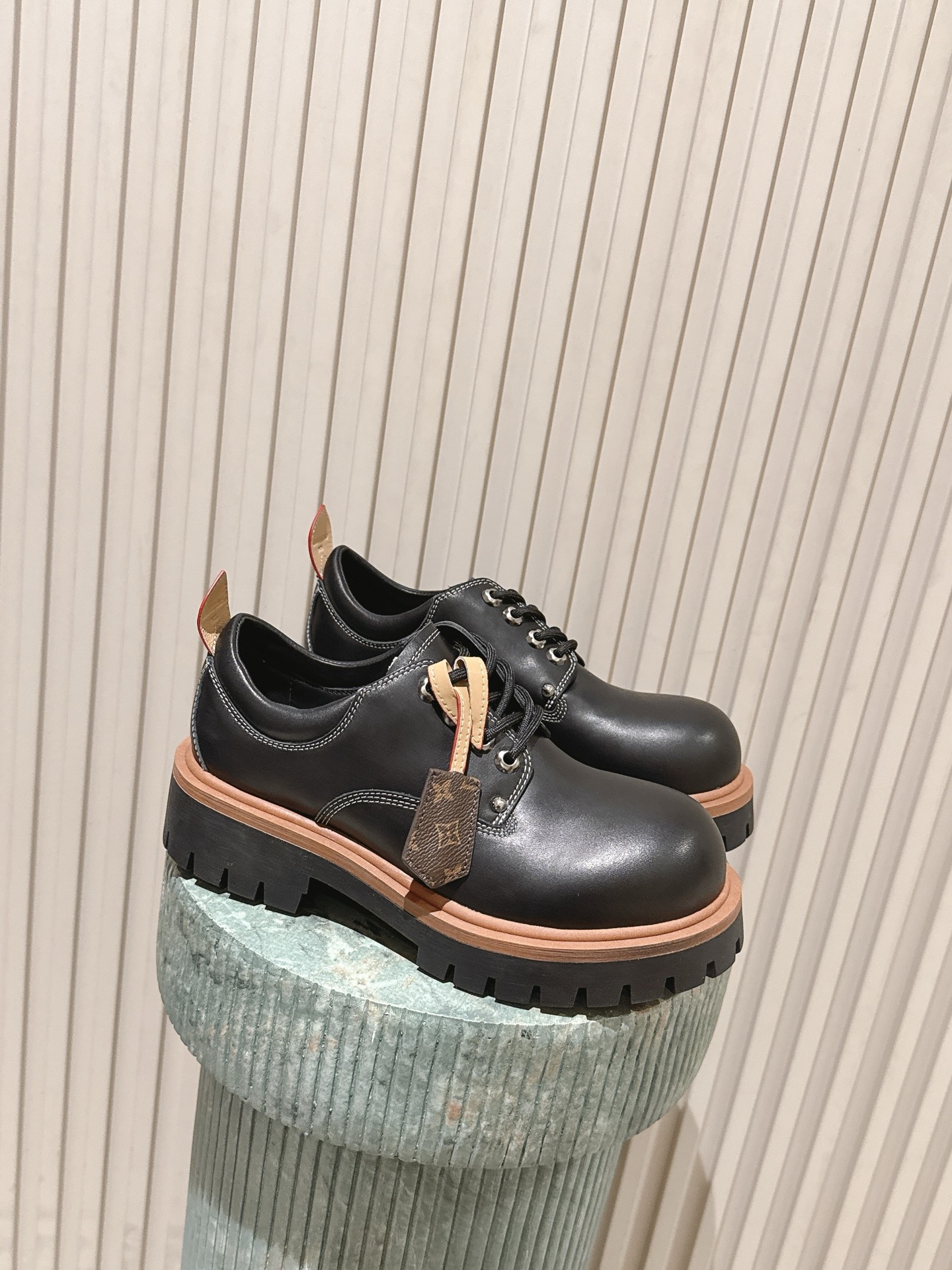 NO:696267,Top version, couple model, LV donkey brand retro large toe unisex style thick-soled casual small leather shoes, simple and elegant, versatile for all seasons, the upper foot is not bound by convention, you can be yourself as you like~ Cowhide upper, leather lining, outsole genuine leather welt, original rubber outsole Size 35-45 (customized for women 40 and men 45), loafers, louis vuitton, louis vuitton, loafers, cowhide19860909顶级版本 情侣款 LV驴牌复古大头中性风厚底休闲小皮鞋 简约大气百搭四季通用 上脚不被常规所拘束,随心所欲做自己～ 鞋面牛皮 内里牛皮 大底真皮沿条,原版橡胶大底 Size35-45（女40.男45定做）,乐福鞋,louis vuitton,louis vuitton,loafers,cowhide,Women's Shoes