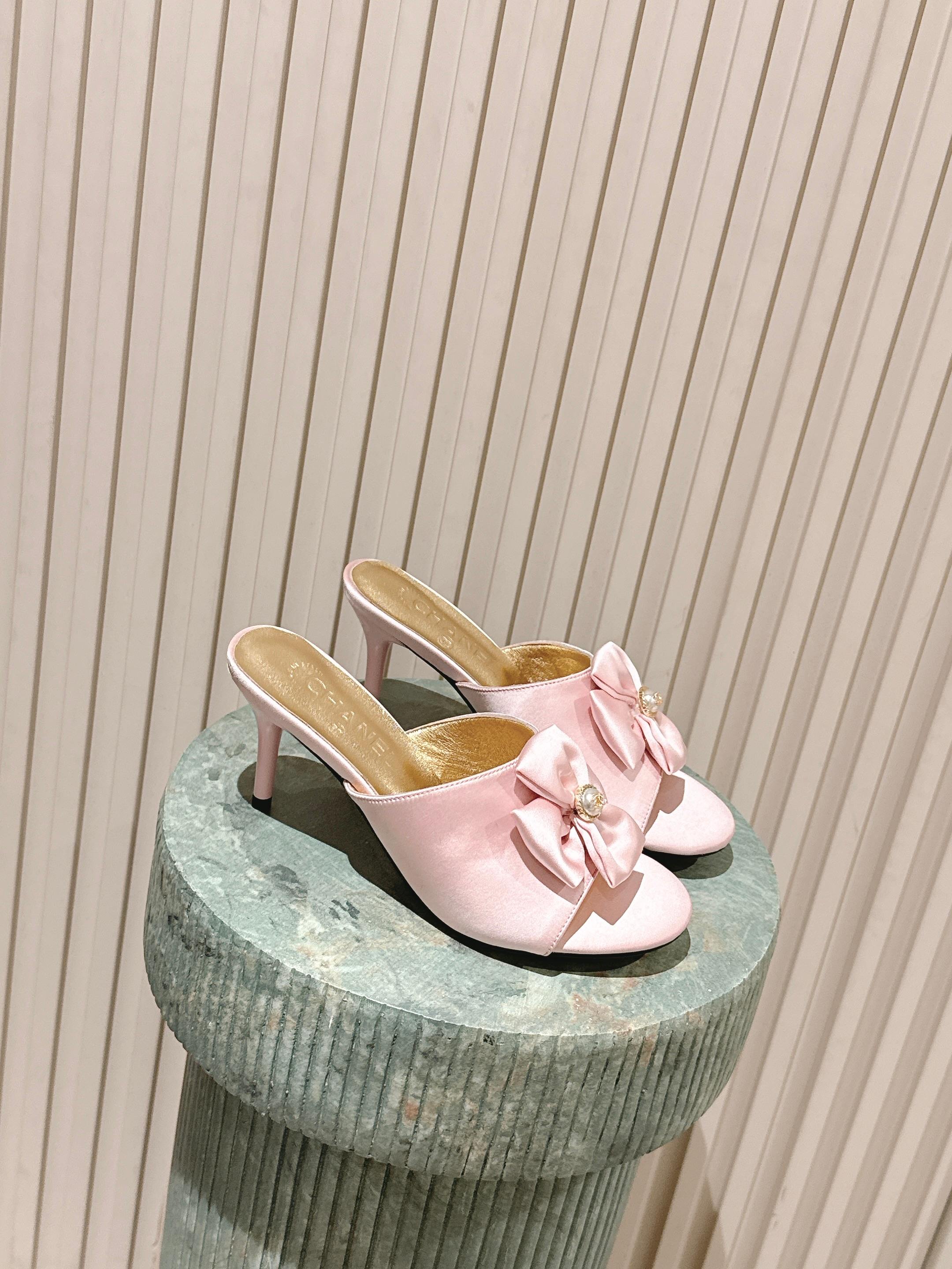 NO:696284,Top version: Chanel's new spring and summer 26X Xiaoxiang 26X double C pearl buckle camellia slippers with high heels/cat heels/flat sandals. The classic camellia design of the C family, with a gentle style!  The breath of summer, a must-have item for slippers, which are lazy and comfortable on the feet!  Each petal is handmade from leather, unambiguous about the material, and paying great attention to texture details. The upper is silk/customized burst leather, the lining is sheepskin, the heel height is 8.5cm/5.5cm/2.5cm, the sole is Italian genuine leather, the size is 35-39 (34.40.41.42 is customized and non-refundable), high heels and slippers, chanel, chanel, high heels, slippers, sheepskin, real silk, Leather  soles19860909顶级版本:Chanel 26年春夏新款小香26X 双C珍珠扣山茶花一字拖鞋高跟/猫跟/平底凉拖鞋 C家经典山茶花设计,温柔风一整个拿捏了！夏天该有的气息 一字拖必备单品,上脚慵懒舒适！ 每一片花瓣都是皮革手工制作,对于材质毫不含糊,非常注重质感细节的一款. 鞋面真丝/定制爆裂皮 内里垫脚羊皮 跟高8.5cm/5.5cm/2.5cm 鞋底意大利真皮大底 码数35-39（34.40.41.42定做不退换）,高跟鞋拖鞋,chanel,chanel,high heels,slippers,sheepskin,real silk,Leather soles,Women's Shoes