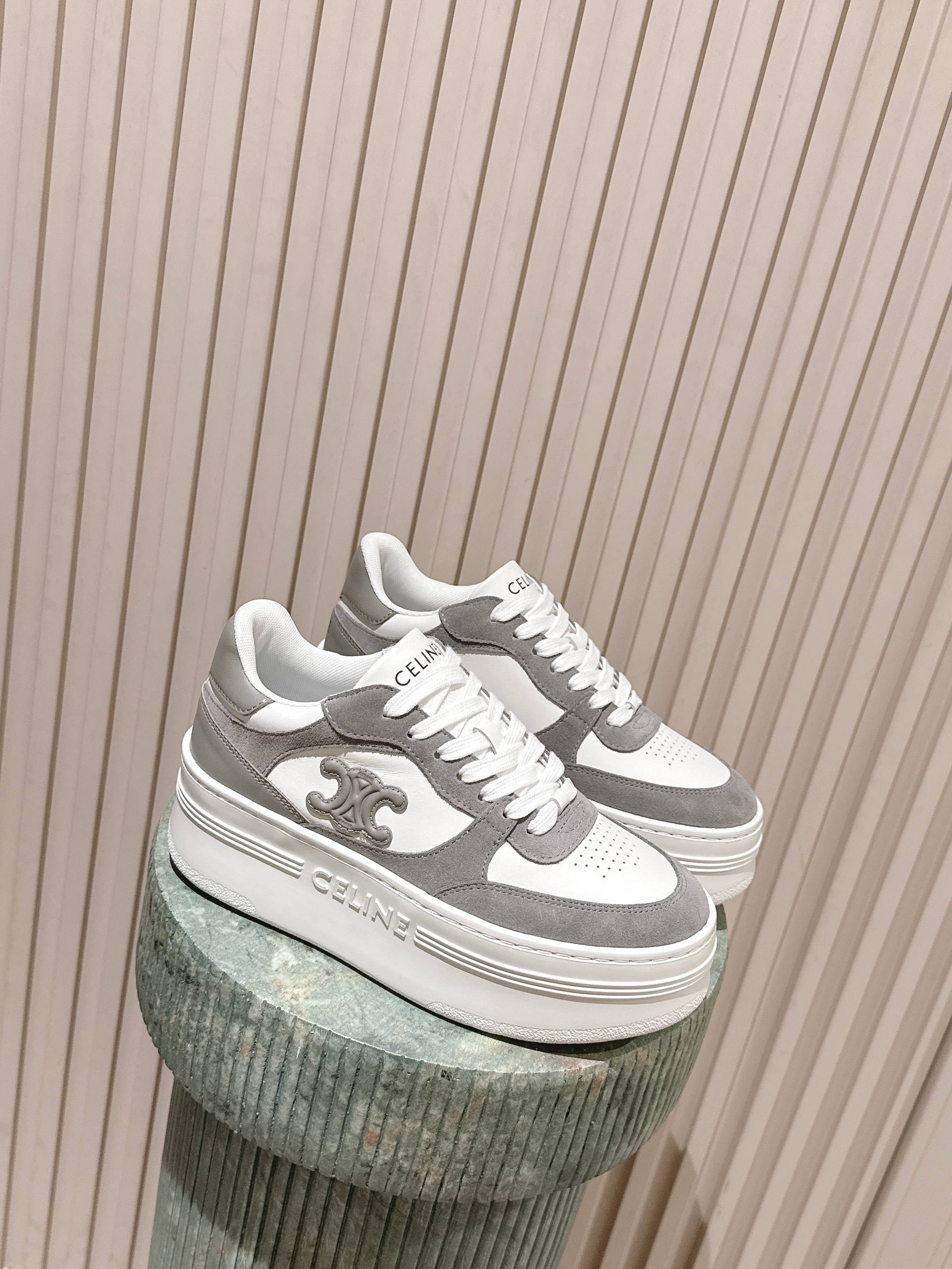 NO:696278,Top version: Top version: Ordinary version: CELINE Celine 26/latest Block series lace-up thick-soled casual sports shoes upgraded version ultra-light Eva outsole TRIOMPHE leather patch instantly injects fresh and feminine charm into this BLOCK sneaker, love it. You can match it as you like, whether it is flared jeans or #Top version foamed ultra-light outsole  Size#35-41 (40.41 for women, custom made and non-returnable), casual shoes/sports shoes, celine, celine, sneakers, jeans19860909顶级版本:顶级版本 :普通版本: CELINE赛琳 26/最新 Block系列 系带 厚底 休闲 运动鞋 升级版 超轻Eva大底 TRIOMPHE 皮革贴饰,瞬间给这款 BLOCK 运动鞋注入了清新柔美的魅力,爱了爱了.搭配起来那叫一个随心所欲,无论是喇叭牛仔裤、#顶级版本 发泡超轻大底 Size#35-41（女40.41定做不退换）,休闲鞋/运动鞋,celine,celine,sneakers,jeans,Women's Shoes