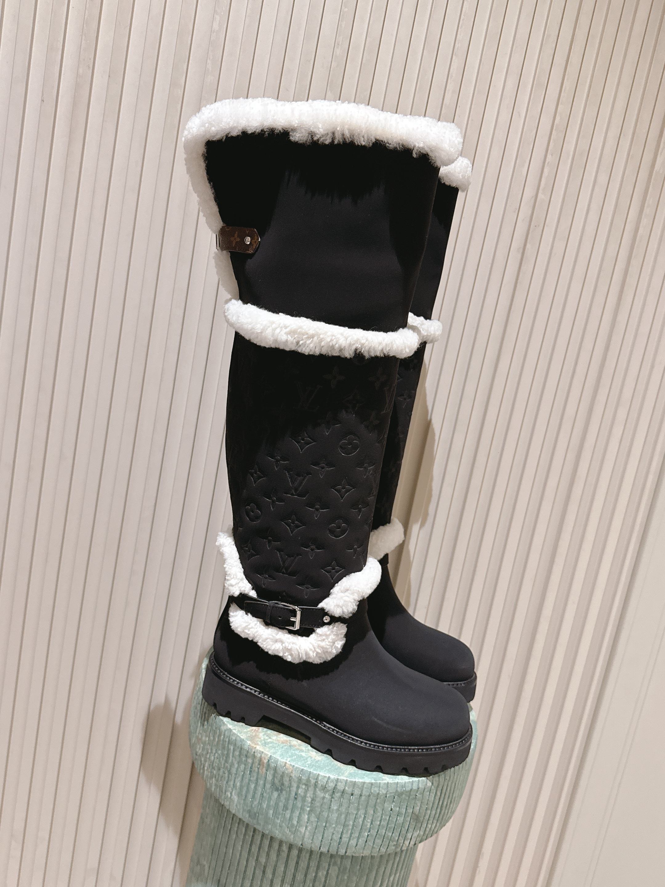 NO:696257,Top version Lv25ss autumn and winter, super popular catwalk model, thick-soled non-slip boots with fur lining, appearing on the covers of major fashion magazines, used by celebrities and Xiaohongshu bloggers, it is particularly stunning on your feet. You will not regret it if you close your eyes. The combination can be either salty or sweet. Very easy to wear ~ super comfortable boots. The upper is customized with imported tacit understanding cowhide, electro-embroidered rhombus, and the lining is customized with wool. The sole is zp molded non-slip and wear-resistant rubber outsole.  Size 35-39 (40.41 can be customized and non-refundable), snow boots, louis vuitton, boots, cowhide19860909顶级版本  Lv25ss秋冬·超大热走秀款·加毛内里厚底防滑长靴 出现在各大时装杂志封面·各路明星、小红书博主着用,上脚尤为惊艳到你的一款,闭眼入都是不会后悔·搭配还是可咸可甜 非常方便穿着～超舒适的一款靴子 鞋面定制进口默契牛皮电绣菱格 内里定制羊毛 鞋底zp开模防滑耐磨橡胶大底 码数35-39 (40.41可定做不退换),雪地靴,louis vuitton,boots,cowhide,Women's Shoes