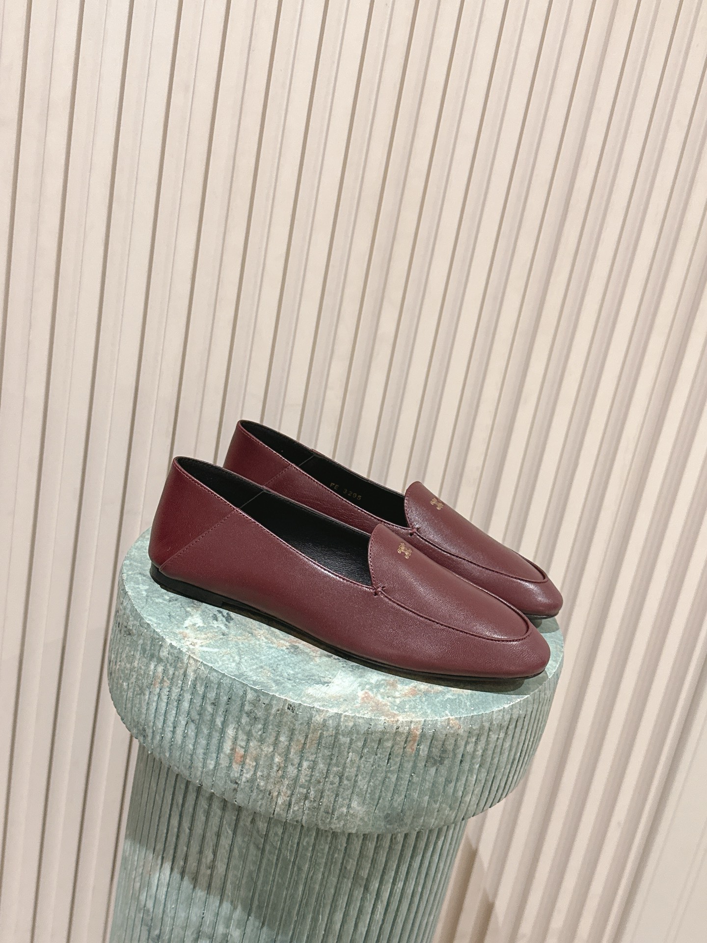 NO:696276,The top version of CELINE Celine's latest loafers for spring and summer 2026. Many celebrities and Internet celebrities are planting loafers. This year's super popular loafers. Simple old money style wear. Produced by a big factory. Don't worry about quality control. Retro and modern design, can be easily worn in suit pants, skirts, and jeans. It is low-key and full of temperament. The shoes are super soft and can be worn twice!  !  The upper is imported top-grade mixed sheepskin!  Not a bargain on the market!  !  Outsole: Italian genuine leather outsole Size 35-41 (40 41 customized, non-returnable), loafers, celine, loafers, skirts, jeans, business suit, sheepskin, Leather soles19860909顶级版本 CELINE思琳2026春夏最新款乐福鞋 超多明星网红种草 今年超火的乐福鞋 简简单单的老钱风穿搭 妥妥大厂出品 品质品控不用担心 复古摩登设计,西装裤、裙装、牛仔裤都能轻松驾驭,低调又气质满满,鞋子超软可以两穿！！ 鞋面进口顶级混种羊皮！非市面便宜货！！ 大底 意大利真皮大底Size35-41（40 41订做不退换）,乐福鞋,celine,loafers,skirts,jeans,business suit,sheepskin,Leather soles,Women's Shoes