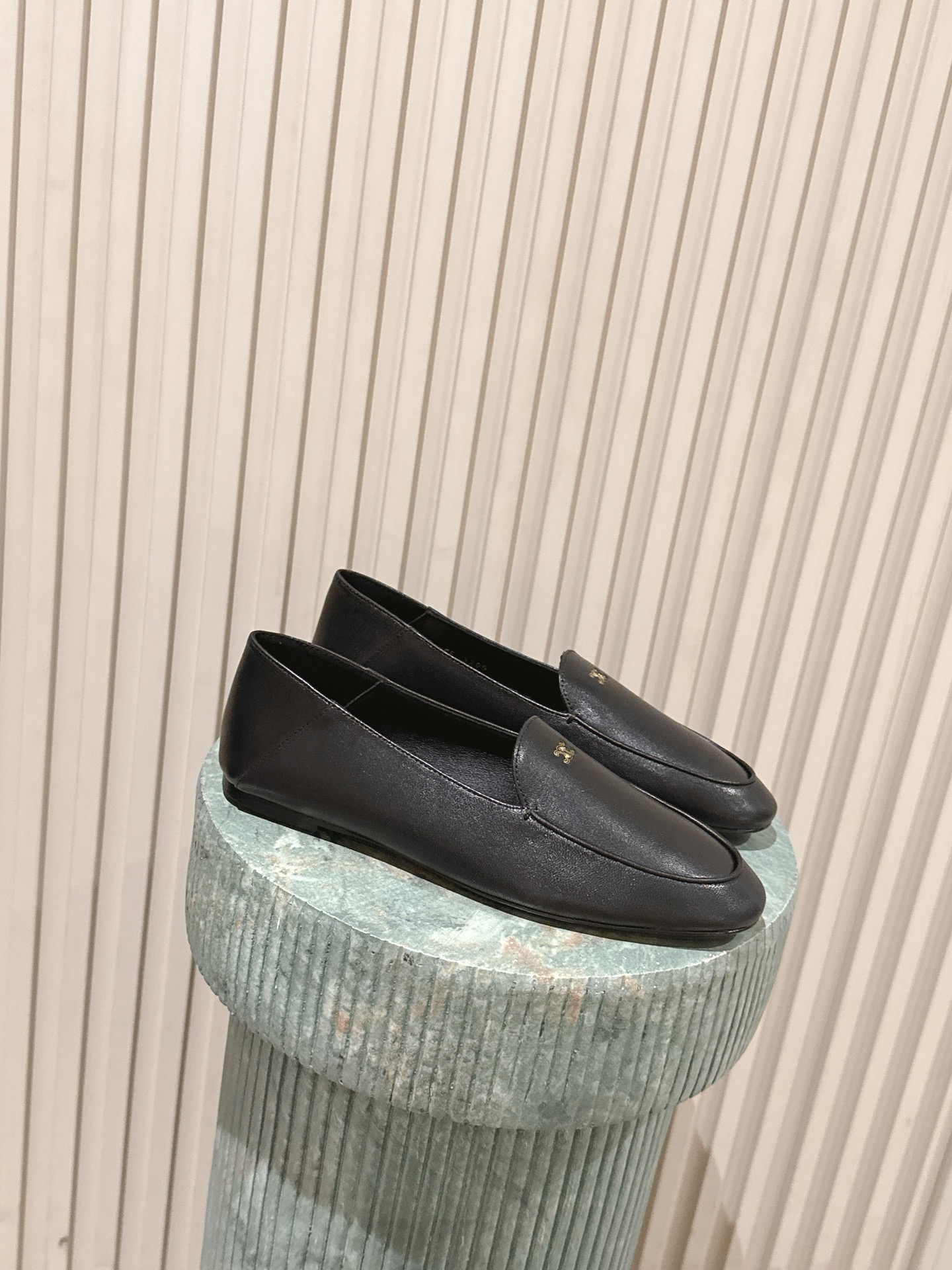 NO:696277,Top version 290 CELINE Celine 2026 spring and summer latest loafers. There are many celebrity Internet celebrities. This year's super popular loafers. Simple old money style outfit. Produced by a big factory. Don't worry about quality control. Retro modern design, suit pants, skirts, jeans can be easily worn, low-key and full of temperament. The shoes are super soft and can be worn twice!  !  The upper is imported top-grade mixed sheepskin!  Not a bargain on the market!  !  Outsole: Italian genuine leather outsole Size 35-41 (40 41 customized, non-returnable), loafers, celine, loafers, skirts, jeans, business suit, sheepskin, Leather soles19860909顶级版本290CELINE思琳2026春夏最新款乐福鞋 超多明星网红种草 今年超火的乐福鞋 简简单单的老钱风穿搭 妥妥大厂出品 品质品控不用担心 复古摩登设计,西装裤、裙装、牛仔裤都能轻松驾驭,低调又气质满满,鞋子超软可以两穿！！ 鞋面进口顶级混种羊皮！非市面便宜货！！ 大底 意大利真皮大底Size35-41（40 41订做不退换）,乐福鞋,celine,loafers,skirts,jeans,business suit,sheepskin,Leather soles,Women's Shoes