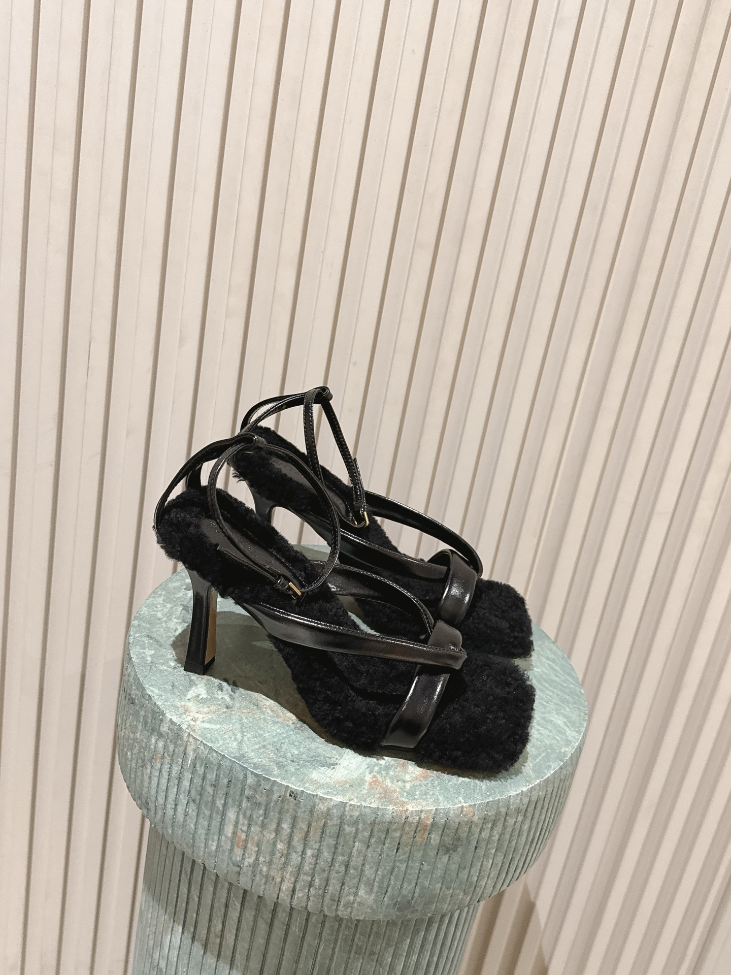 NO:705968,Top version:: Bottega Venet* Wool high-heeled sandals Bottega BV's latest Adamo series women's two-wear loafers Original purchase, development and production Inspired by the free and casual retro style of the 1990s, Bottega Veneta launches a new unisex loafer Adamo series  While ensuring casual comfort, there is no shortage of fine carvings in styling design to achieve a light foot feel. The exquisite and avant-garde design brings a new interpretation, paying tribute to individual style in the collision of function and silhouette, creating a timeless style. 'Dynamic' is one of the important design concepts of Matthieu Blazy. While being comfortable to wear, it can also elegantly modify the foot lines, and can be freely matched with trousers or shorts to easily control a variety of daily styles. /About material./ FABRIC CONTENT Fabric:  Butter leather and wool foot soles: Original leather outsole (heel height 9cm) Size: 35-41 (40/41 customized, non-returnable), high heels and sandals, bottega veneta,bottega veneta,bottega veneta,loafers,sandals,high heels,shorts,Leather soles19860909顶级版本::Bottega Venet* 羊毛高跟凉 葆蝶家BV最新款Adamo系列 女款两穿乐福鞋 原版购入开发 做货 Bottega Veneta 以 90年代自由随性的复古风格为灵感,推出全新的中性乐福鞋 Adamo 系列 在保证休闲舒适的同时,不乏造型设计的精细雕琢,以此实现轻盈的脚感.以精致前卫的设计带来全新的演绎,在功能与廓形的碰撞中致敬个性风采、打造永不过时的造型风格.动态”是Matthieu Blazy 的重要设计理念之一. 在穿着舒适的同时,还可以优雅修饰足部线条,更能自由搭配裤装或短裤、轻松驾驭多种日常风格  . /关于材质./ FABRIC CONTENT 面料 : 牛油皮羊毛垫脚 鞋底 : 原版真皮大底（跟高9cm） Size : 35-41（40/41定做不退换）,高跟鞋凉鞋,bottega veneta,bottega veneta,bottega veneta,loafers,sandals,high heels,shorts,Leather soles,Women's Shoes