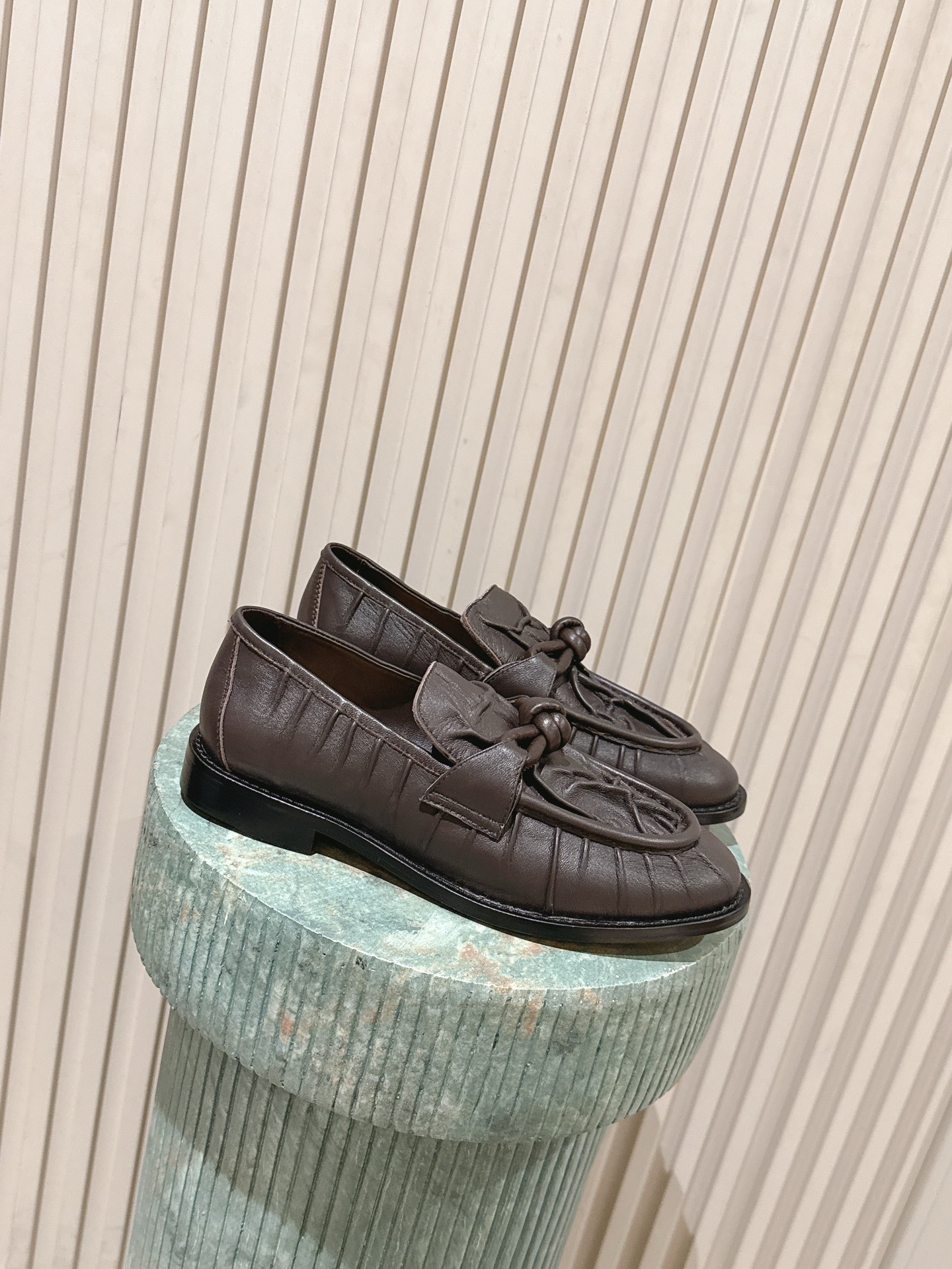 NO:705964,Top version:: BV loafers leather buckle/metal buckle shoes series Metal twist heels are specially crafted for stability and durability to eliminate psychological shadows, durable and comfortable, simple piece of leather, sexy and comfortable. The fabric is made of high-quality sheep leather/cow leather. The inner sheepskin outsole is made of Italian genuine leather. Light dyeing process is used for benchmarking. The shoe bags are printed with rubber logo technology. The market's highest-end uses hot melt glue to shape the toe and heel. Easy to rebound and not deformed. High-heeled series  Gilt craftsmanship, Italian computer sewing machine for upper stitching, original packaging for fine workmanship, three-in-one box, code number 35-42 (customized for 40, 41, 42), loafers, bottega veneta, loafers, cowhide, sheepskin, sheep, Leather soles19860909顶级版本:: BV 乐福鞋单鞋皮扣/金属扣单鞋 系列 金属麻花跟 为了稳固耐穿特意采用特殊工艺 消除心理阴影 耐穿舒适简约一块皮 性感舒适 面料选用优质羊京/牛皮 内里羊皮 大底选用意大利真皮大底 运用轻染工艺 对标对版 鞋子布袋采用印胶logo工艺 市场最高端采用热熔胶定型鞋头 后跟 易回弹不变形 高跟系列 鎏金工艺 鞋面车线选用意大利电脑针车 做工精细选用原版包装 三合一盒子 码数35—42（40、41、42定制）,乐福鞋,bottega veneta,loafers,cowhide,sheepskin,sheep,Leather soles,Women's Shoes