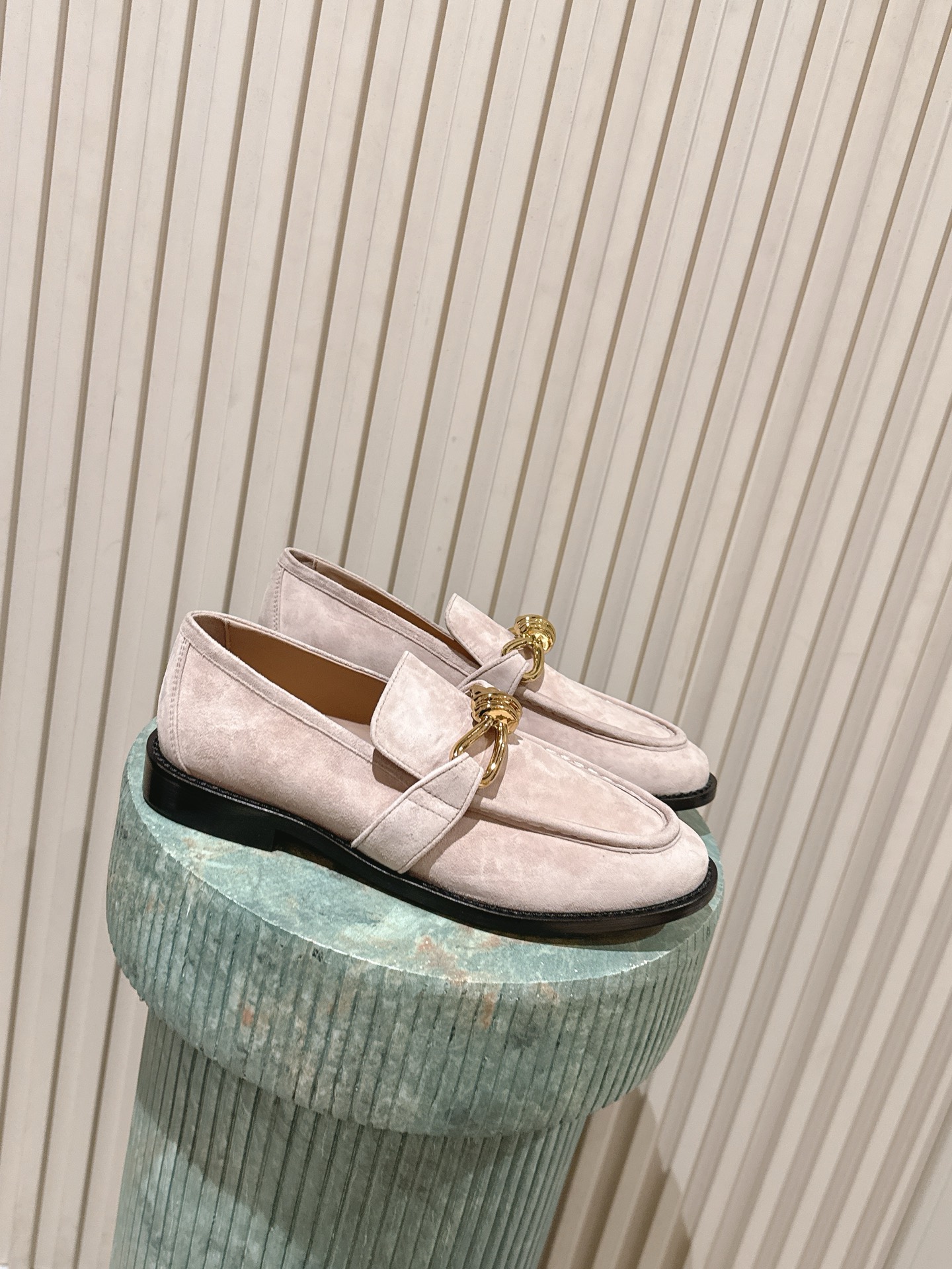 NO:705965,New color matching of the top version: BV loafers single shoe series. The metal twist heel is specially crafted for stability and durability. It eliminates psychological shadows. It is durable, comfortable and simple. It is sexy and comfortable. The fabric is made of high-quality calfskin/sheep leather. The inner cowhide is made of Italian genuine leather. The light dyeing process is used for benchmarking. The shoe bags are printed with rubber logo technology. The market's highest-end uses hot melt glue to shape the toe and heel. It is easy to rebound and does not deform. High-heeled series  Gilt craftsmanship, Italian computer sewing machine for upper stitching, original packaging for fine workmanship, three-in-one box, code number 35-42 (customized for 40, 41, 42), loafers, bottega veneta, loafers, cowhide, sheep, Leather soles19860909顶级版本新配色:BV 乐福鞋单鞋系列 金属麻花跟 为了稳固耐穿特意采用特殊工艺 消除心理阴影 耐穿舒适简约一块皮 性感舒适 面料选用优质小牛皮/羊京 内里牛皮 大底选用意大利真皮大底 运用轻染工艺 对标对版 鞋子布袋采用印胶logo工艺 市场最高端采用热熔胶定型鞋头 后跟 易回弹不变形 高跟系列 鎏金工艺 鞋面车线选用意大利电脑针车 做工精细选用原版包装 三合一盒子 码数35—42（40、41、42定制）,乐福鞋,bottega veneta,loafers,cowhide,sheep,Leather soles,Women's Shoes