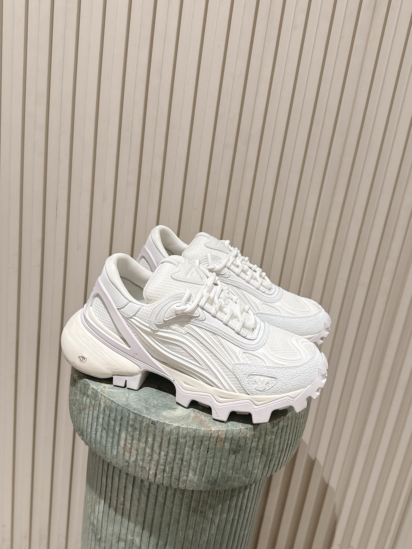 NO:705970,Top version LV Louis Vuitton L Family Donkey Brand Summit Series Outdoor Casual Sports Shoes LV Summit sports shoes are known for their easy-to-wear modern style, which is suitable for both urban wear and outdoor environments. The upper is made of artificial leather and technical fabrics and other materials, and the pattern on it is reminiscent of the grain texture of Epi leather. The eye-catching ridges of the rubber outsole provide excellent grip and stability. Exquisite packaging at the delivery counter. Fabric: Original custom imported cowhide + mesh  Inner lining: original customized breathable mesh lining Outsole: original molded foam rubber material Sole thickness: 5CM Size: men's 39-46 (customized 46), dad shoes, louis vuitton, louis vuitton, louis vuitton, louis vuitton, sneakers, cowhide19860909顶级版本 LV路易威登 L家 驴牌 Summit系列 户外 休闲 运动鞋 LV Summit 运动鞋以易搭摩登风格见长,既适合城市穿着,也能胜任户外环境.鞋面由人造革与科技织物等多种材质拼接而成,其上的图案令人联想起 Epi 皮革的粒面纹理.橡胶外底的醒目凸纹,提供了出色抓地力与稳定性 配送专柜精美包装 面料: 原版定制进口牛皮+网面 内里: 原版定制透气网里 大底: 原版开模发泡橡胶材质 底厚: 5CM Size: 男款39-46(46定做),老爹鞋,louis vuitton,louis vuitton,louis vuitton,louis vuitton,sneakers,cowhide,Women's Shoes