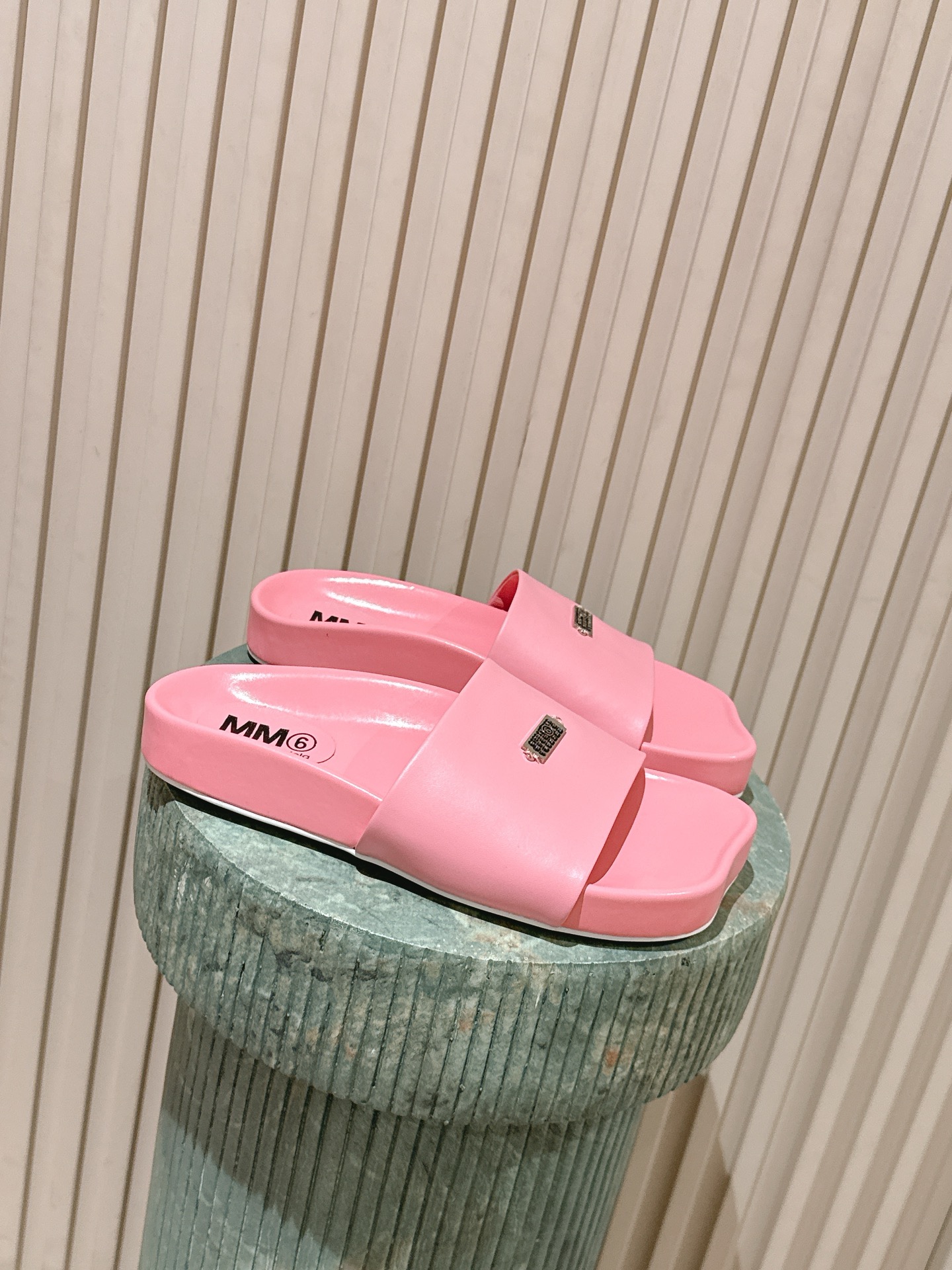 NO:706494,Top version (with airplane case): Maison Margiel*26ss thick-soled flat-toe leather slippers. It adopts a classic single wide design with no unnecessary decoration and clean lines, suitable for a variety of wearing styles. It is easy to put on and take off, and the flat-bottom design improves daily wearing comfort. The 'MM6' brand logo is printed on the upper strap, and the iconic elements enhance brand recognition.  The upper is made of fine leather fabric, which is soft to the touch and has a certain degree of stiffness. The sole is made of non-slip and wear-resistant rubber material, taking into account both texture and practicality. The footbed is designed according to ergonomics, with a curvature that fits the sole of the foot, making it less likely to tire your feet after long-term wear. Sheepskin upper, sheepskin lining, outsole, rubber outsole, increased by 3cm, size 35-40 (40 yards custom made, non-returnable), slippers, masion margiela, slippers, sheepskin19860909顶级版本(带飞机盒):Maison Margiel*26ss厚底平头皮革拖鞋 采用经典的单条宽带设计,无多余装饰,线条利落,适配多种穿搭风格.穿脱便捷,平底设计提升日常穿着舒适度.鞋面带处印有“MM6”品牌标识,标志性元素强化品牌辨识度. 鞋面选用细腻的皮质面料,触感柔软且具备一定挺括度,鞋底为防滑耐磨的橡胶材质,兼顾质感与实用性.鞋床根据人体工学设计,弧度贴合足底,长时间穿着不易累脚. 鞋面羊皮 内里羊皮 大底橡胶大底 增高3cm size35-40码（40码定制不退换）,拖鞋,masion margiela,slippers,sheepskin,Women's Shoes