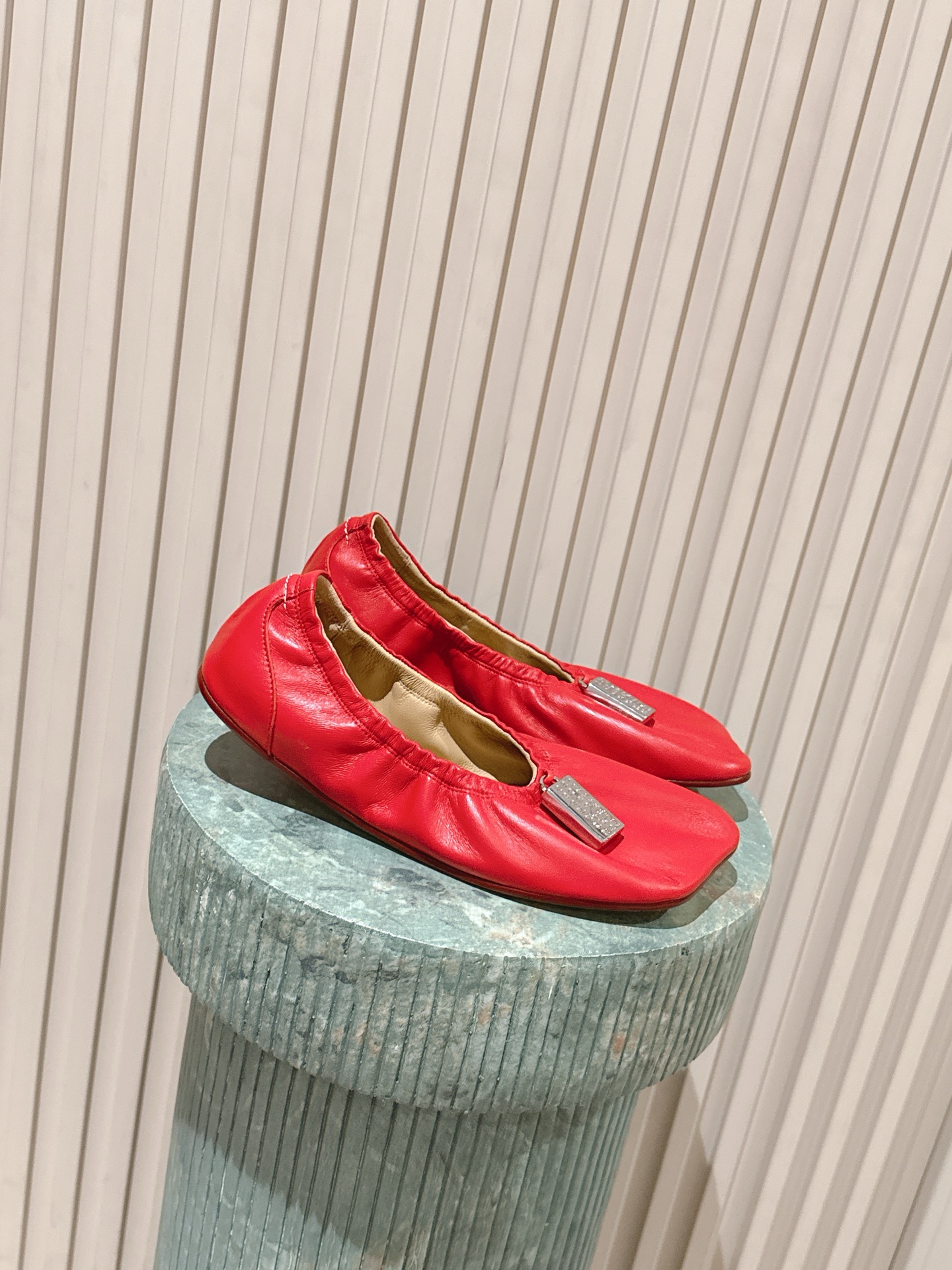 NO:706476,Top version (with airplane case): Maison Margiel*26ss metal tag soft ballet flats. They are made of heelless ballet shoes. The shoe body is made of soft leather and can be folded at will. It combines portability and fit on the foot, breaking the stiff texture of traditional ballet shoes. An invisible elastic band is added to the shoe mouth to ensure that it fits the foot without rubbing and makes it easier to put on and take off.  The toe has a neat square toe shape, which is different from regular round-toed ballet shoes, adding a modern and simple fashion sense, and visually more linear. A brand metal tag hangs at the mouth of the shoe and is engraved with the brand logo, which becomes an iconic detail and enhances the recognition and sophistication of the design. Sheepskin upper, sheepskin lining, genuine leather outsole, increased by 1.5cm, size 35-40 (40 size customization is not returnable), ballet shoes, flats, sheepskin, Leather soles19860909顶级版本(带飞机盒):Maison Margiel*26ss 金属吊牌软质芭蕾平底鞋 采用无跟芭蕾鞋基底,鞋身由软质皮革打造,可随意折叠,兼具便携性与上脚的贴合度,打破传统芭蕾鞋的硬挺质感.鞋口处加入隐形弹性松紧带,既保证贴合脚面不磨脚,又让穿脱更加便捷. 鞋头为利落的方头造型,区别于常规圆头芭蕾鞋,增添现代简约的时尚感,视觉上更具线条感.鞋口处悬挂品牌金属吊牌,刻有品牌标识,成为标志性细节,提升设计的辨识度与精致度. 鞋面羊皮 内里羊皮 大底真皮大底 增高1.5cm size35-40码（40码定制不退换）,芭蕾舞鞋,flats,sheepskin,Leather soles,Women's Shoes