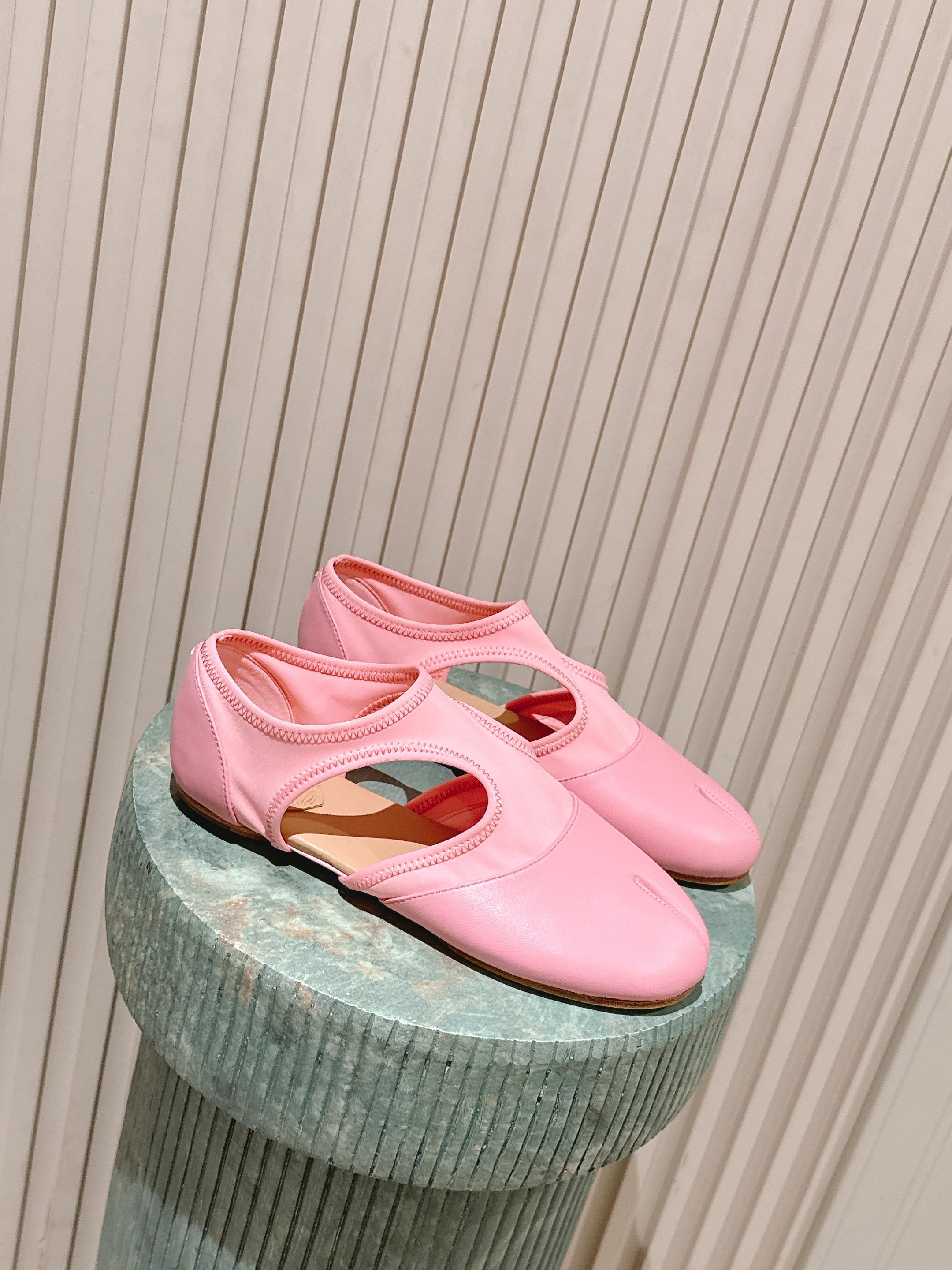 NO:705962,Top version Maison Marginal 26 spring and summer new split-toe hollow shoes. Marginal designers are so talented. They use lycra and soft and delicate sheepskin as design elements to create shoes. The hollow shoes are smart and exquisite, paired with short skirts, sexy personality. Fabric sheepskin, velvet lining, sheepskin foot pads. Heel height: flat. Italian imported genuine leather outsole. Size: 35-39 (40 custom made, non-returnable, non-exchangeable), single shoes, masion  margiela,skirts,sheepskin,Leather soles19860909顶级版本 Maison Marginal马吉拉26春夏新品分脚趾中空鞋 马吉拉设计师太有才了 、采用了莱卡布碰撞柔软细腻的羊皮作为设计元素打造鞋品 中空鞋干练精致 、搭配短裙 性感个性 面料羊皮 内里绒 羊皮垫脚 跟高:平底 意大利进口真皮大底 码数:35-39（40订做不退不换）,单鞋,masion margiela,skirts,sheepskin,Leather soles,Women's Shoes