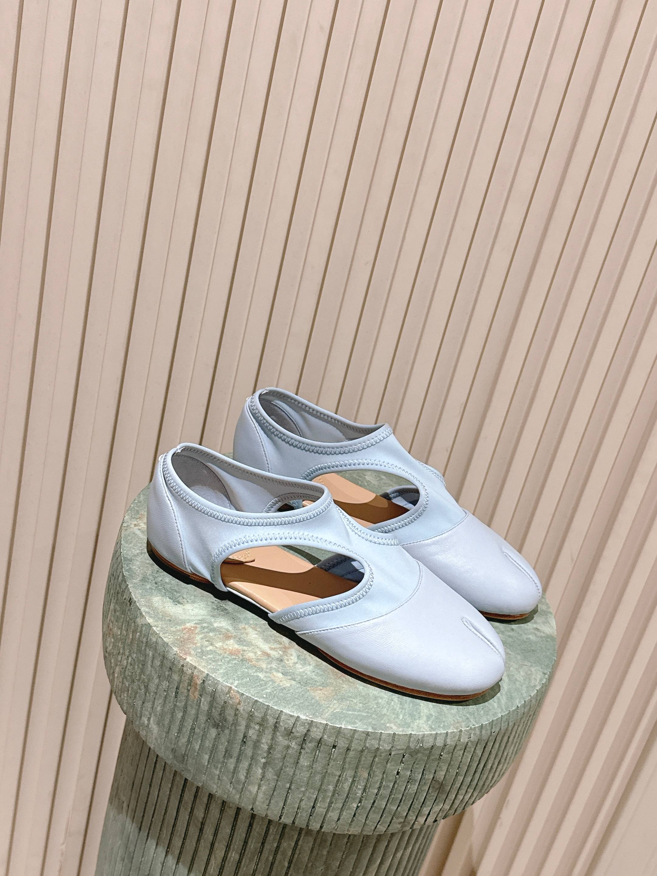 NO:705958,Top version Maison Marginal 26 spring and summer new split-toe hollow shoes. Marginal designers are so talented. They use lycra and soft and delicate sheepskin as design elements to create shoes. The hollow shoes are smart and exquisite, paired with short skirts, sexy personality. Fabric sheepskin, velvet lining, sheepskin foot pads. Heel height: flat. Italian imported genuine leather outsole. Size: 35-39 (40 custom made, non-returnable, non-exchangeable), single shoes, masion  margiela,skirts,sheepskin,Leather soles19860909顶级版本 Maison Marginal马吉拉26春夏新品分脚趾中空鞋 马吉拉设计师太有才了 、采用了莱卡布碰撞柔软细腻的羊皮作为设计元素打造鞋品 中空鞋干练精致 、搭配短裙 性感个性 面料羊皮 内里绒 羊皮垫脚 跟高:平底 意大利进口真皮大底 码数:35-39（40订做不退不换）,单鞋,masion margiela,skirts,sheepskin,Leather soles,Women's Shoes